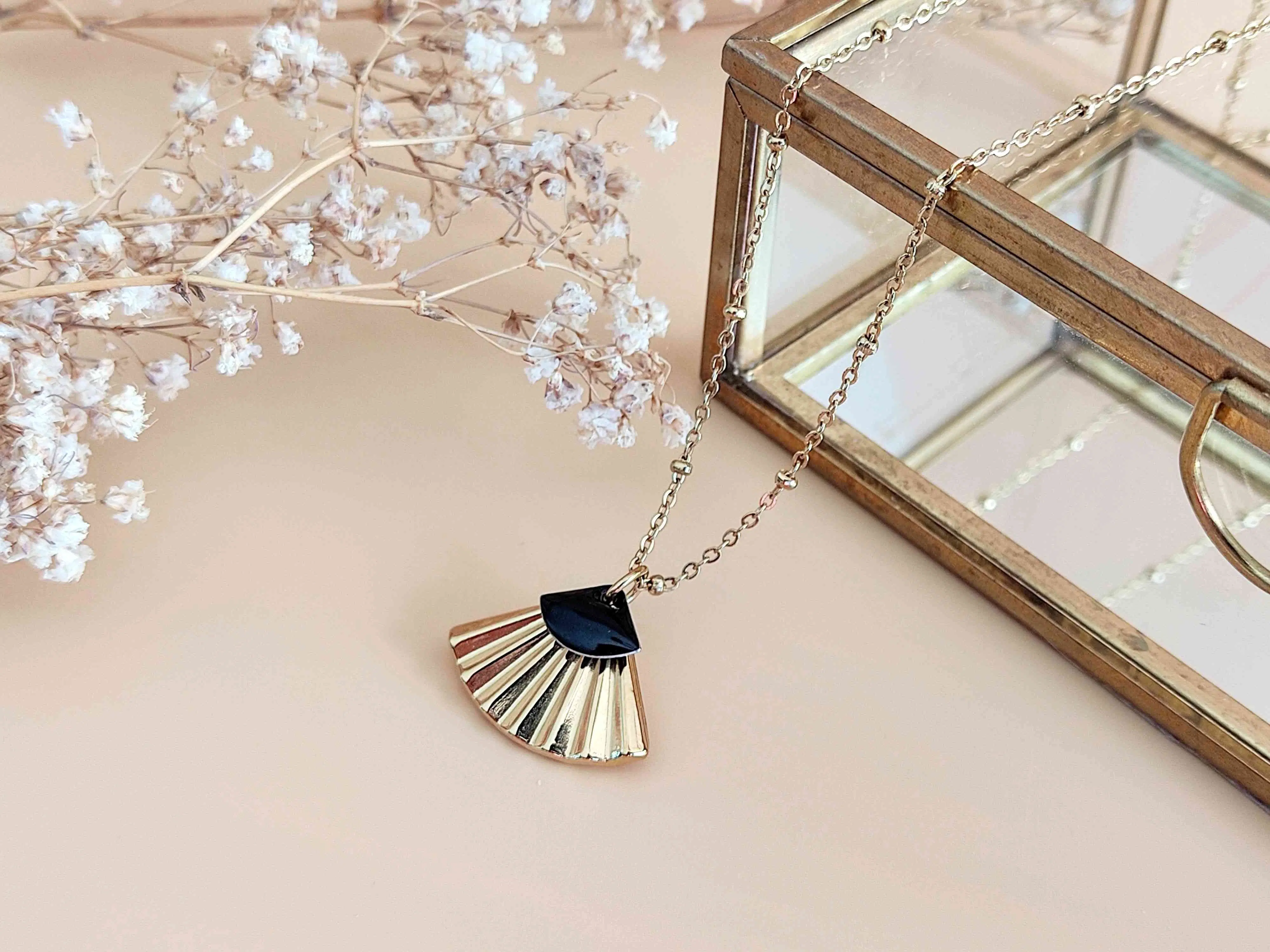 La Mystérieuse black fan pendant necklace