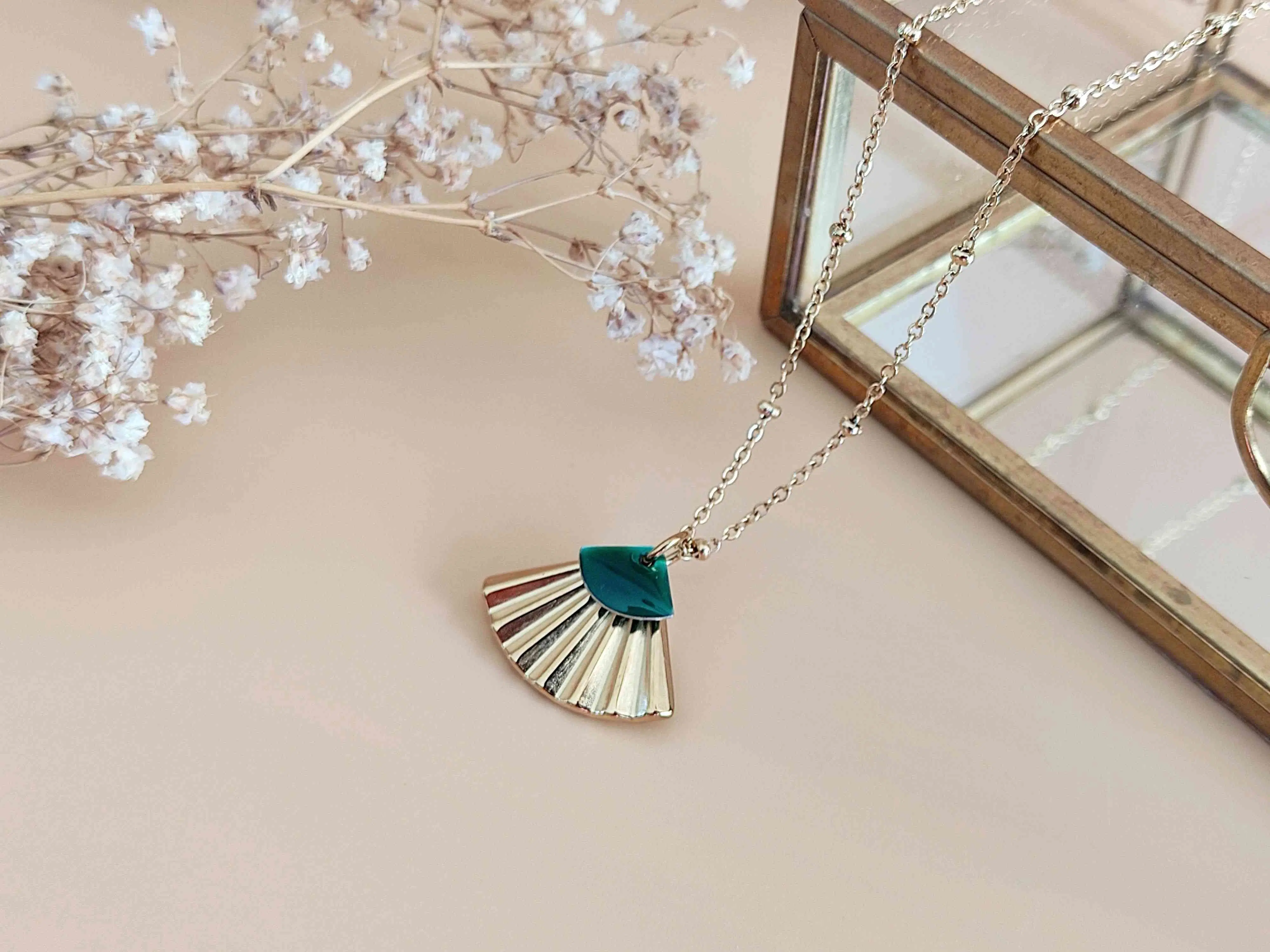 La Mystérieuse fan pendant necklace green