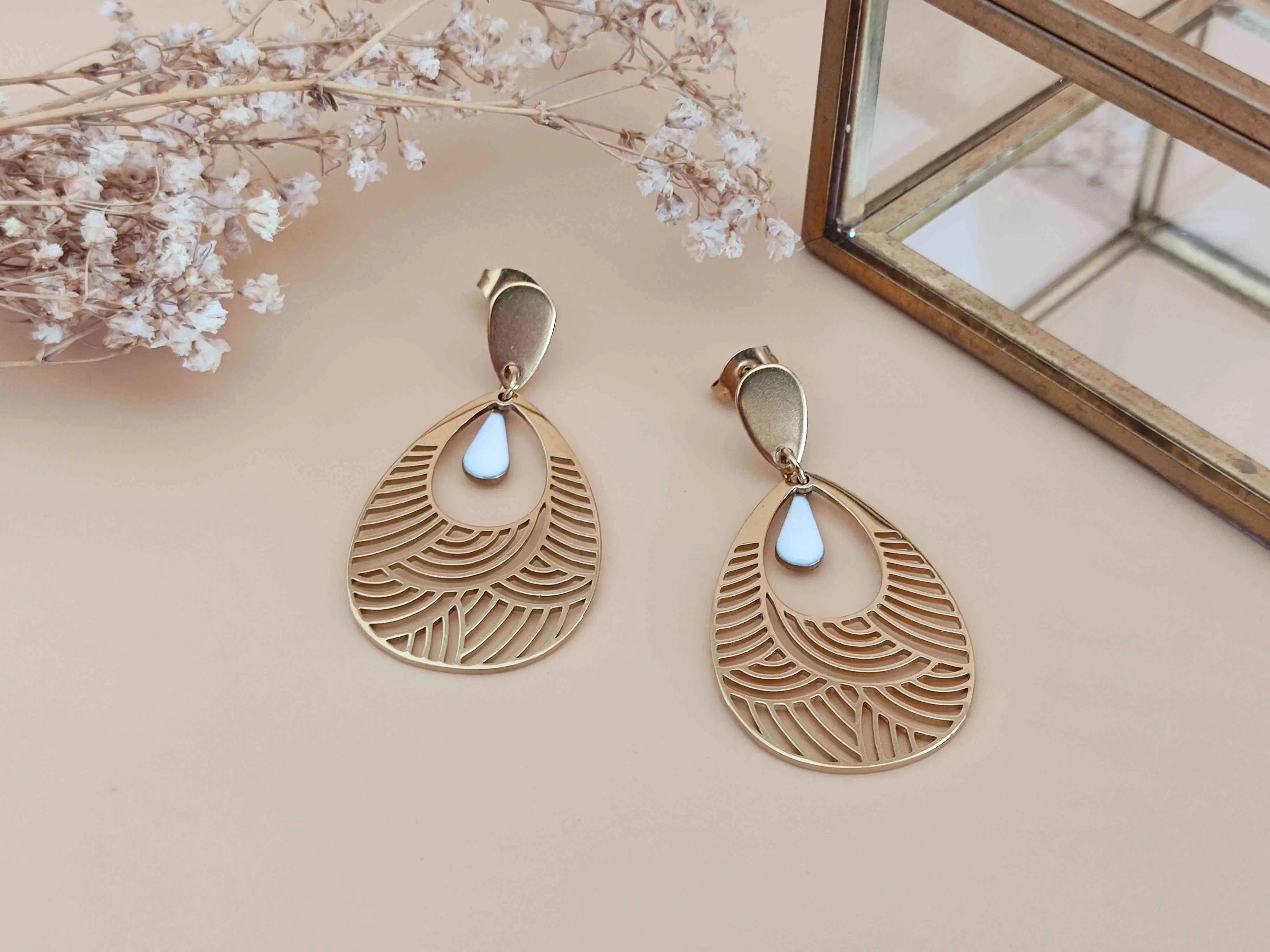 La Merveilleuse white drop earrings