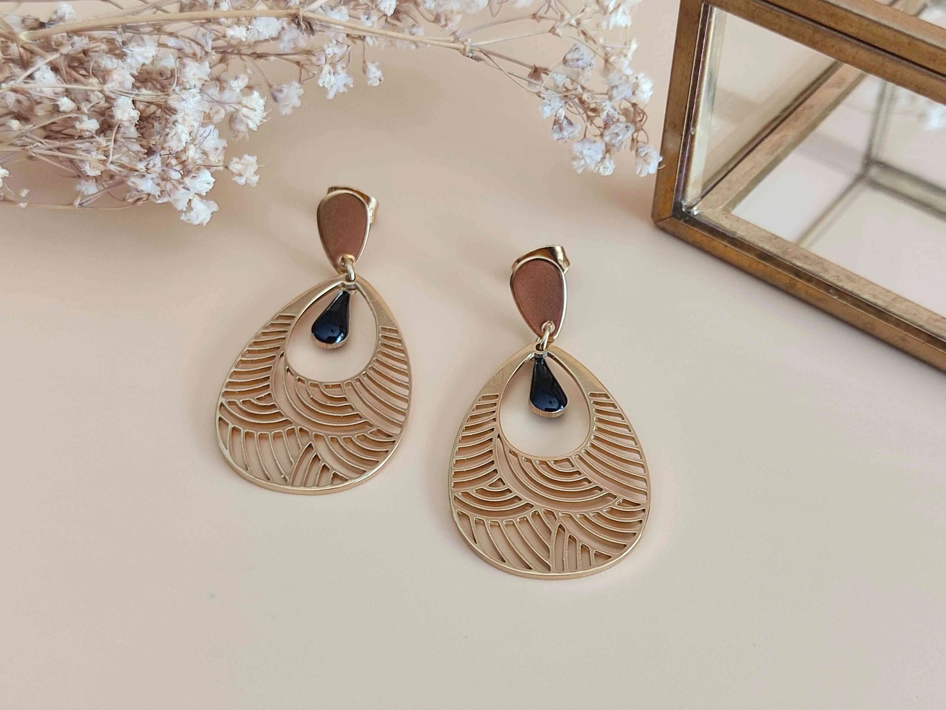 La Merveilleuse black drop earrings