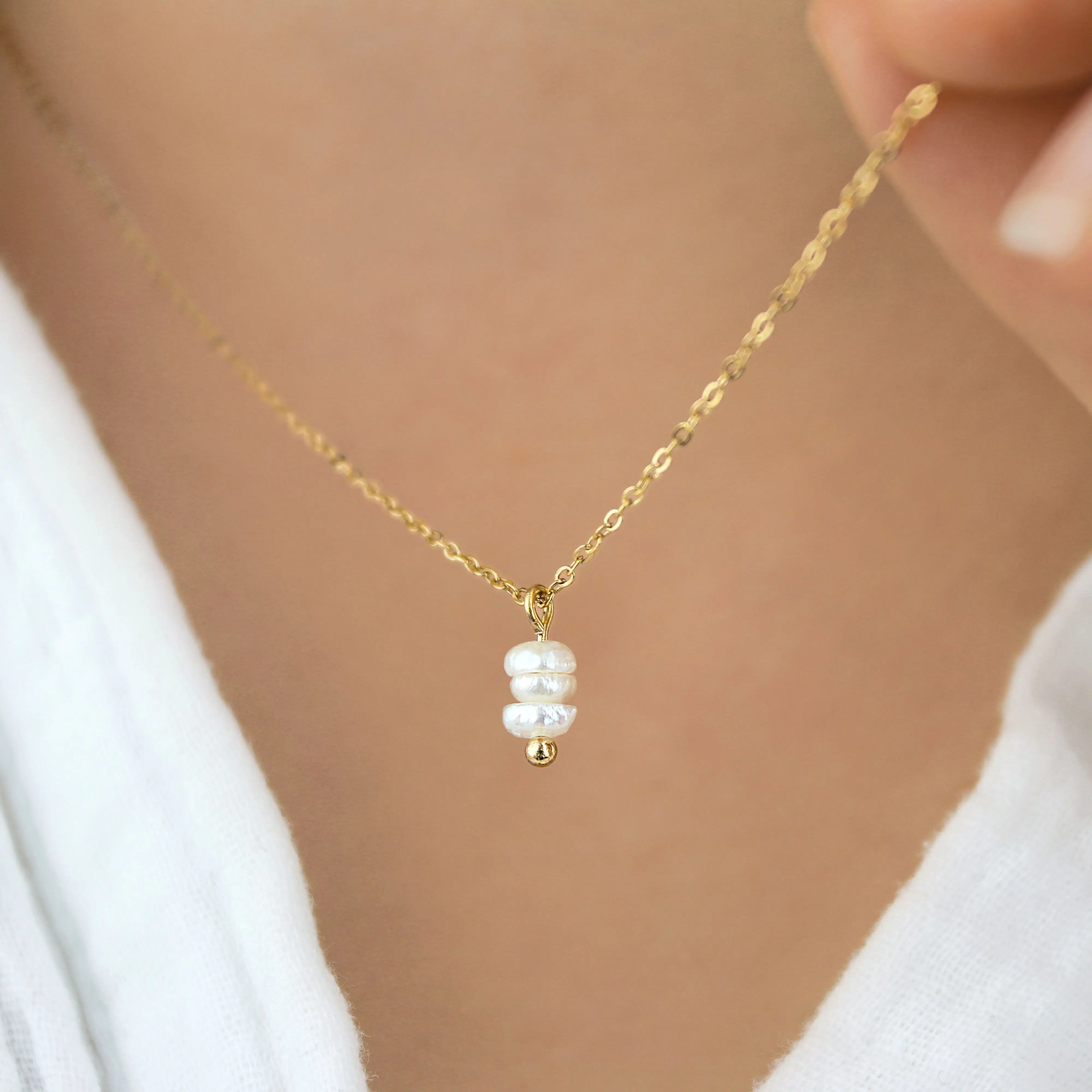 Gold stainless steel necklace with cultured pearls