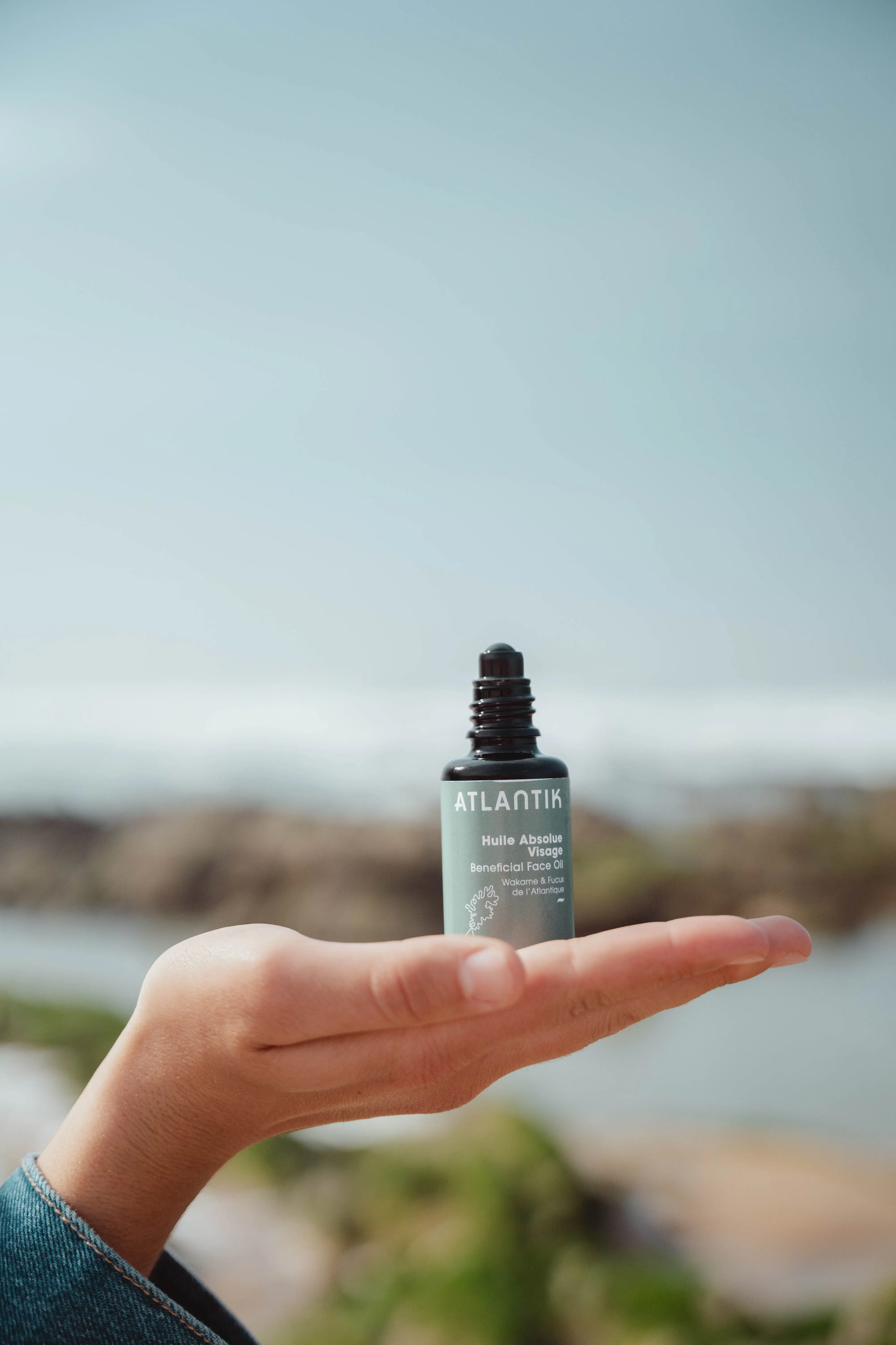 Absolute Face Oil with Fucus and Wakame Seaweed: Moisturizing, soothing, and protective. 100% natural origin.