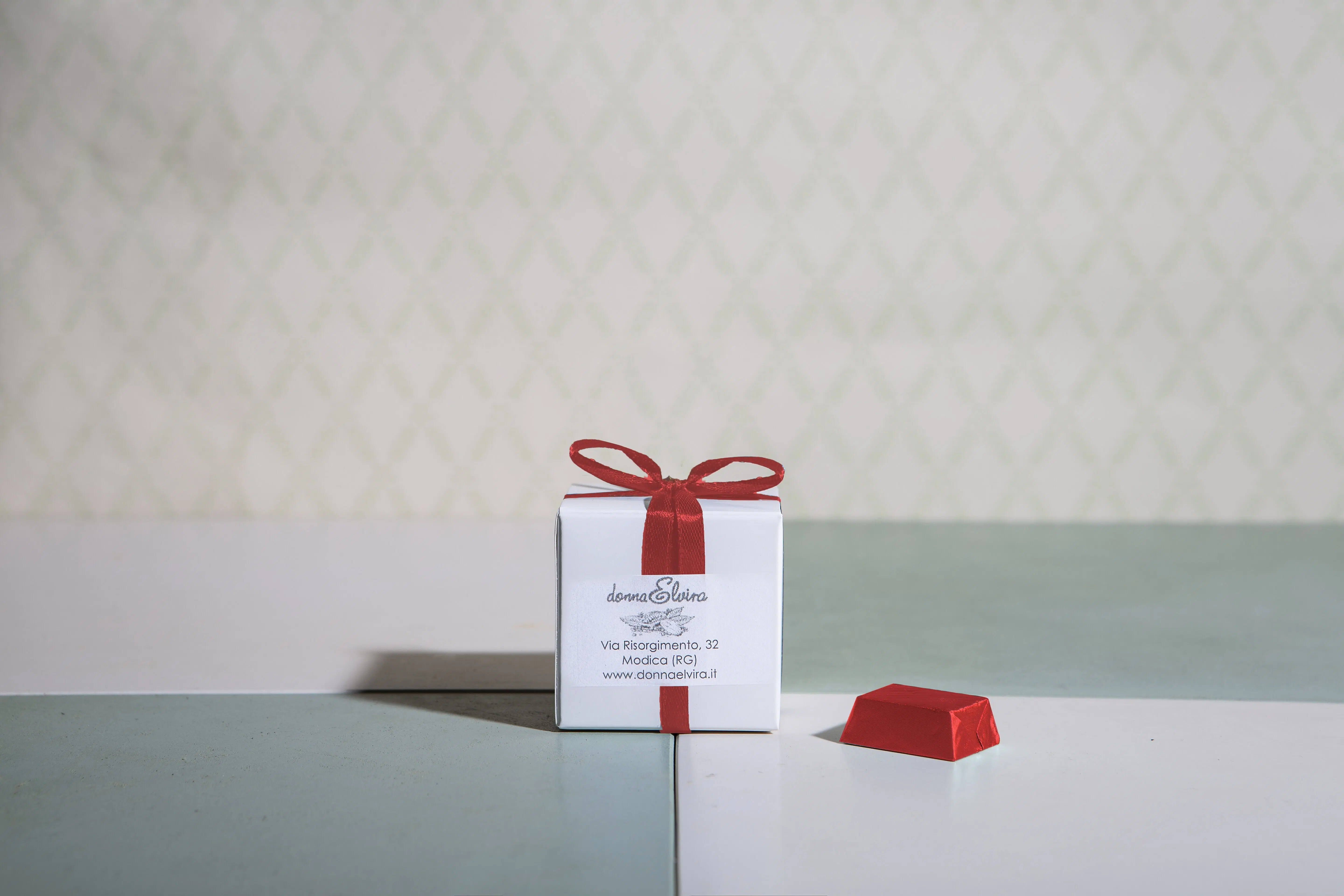 CAJA PERSONALIZABLE DE 16 CHOCOLATES SURTIDOS gr.8