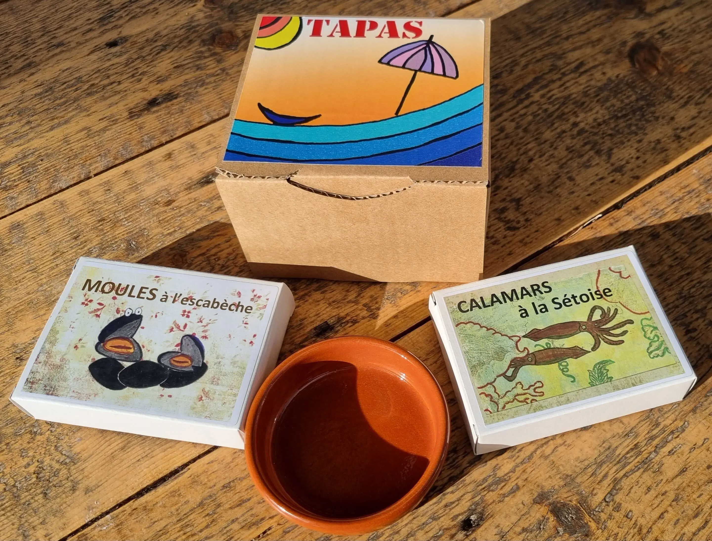 CAJA DE REGALO DE CONSERVAS DE PESCADO PARA COLECCIONISTAS: 2 TAPAS Y UN BOL DE CERÁMICA