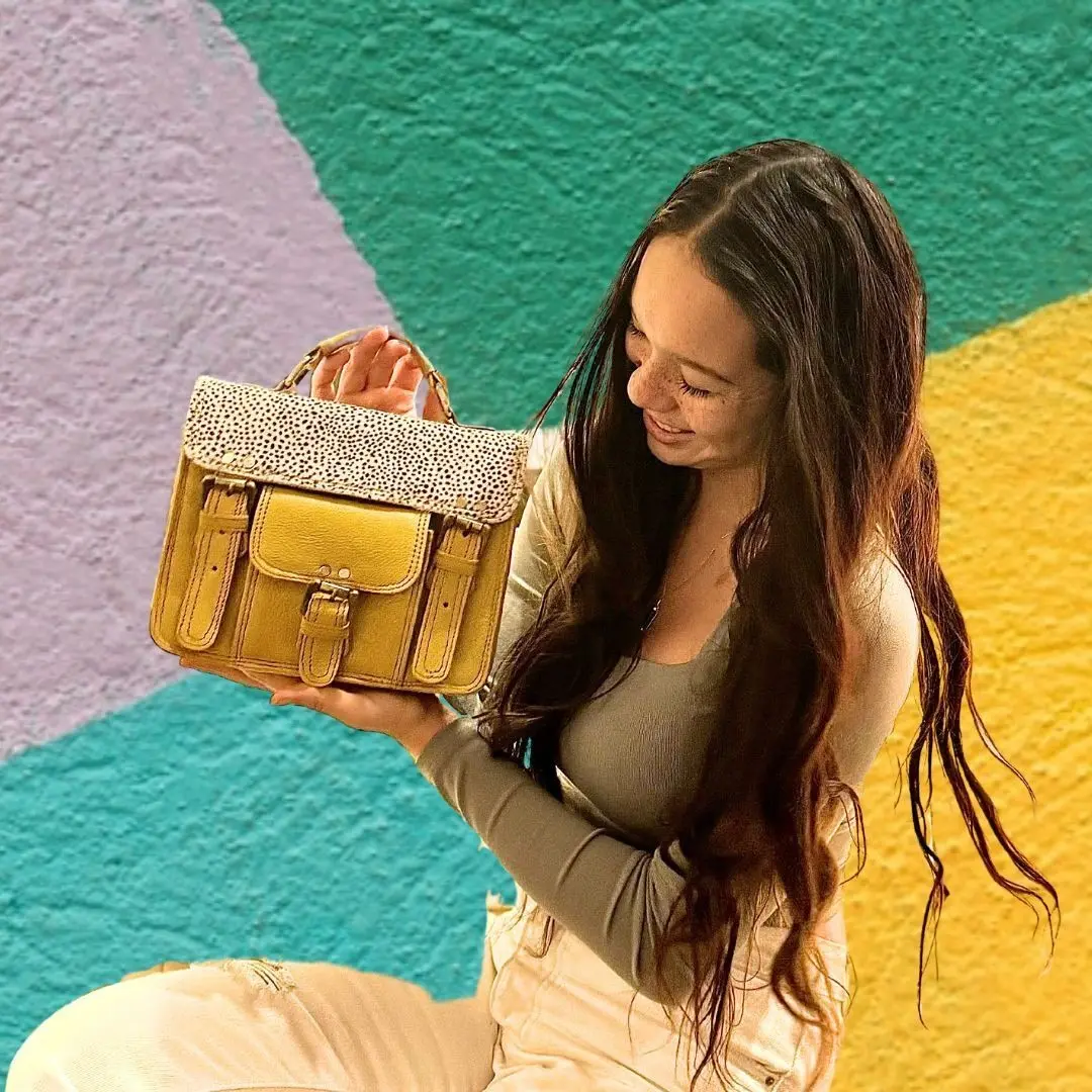 Sac à main bandoulière style cartable en cuir recyclé coloré - SANDRO FUNKI