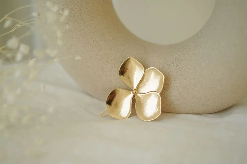 Minimalistische Julie-Haarspange mit goldener Blume