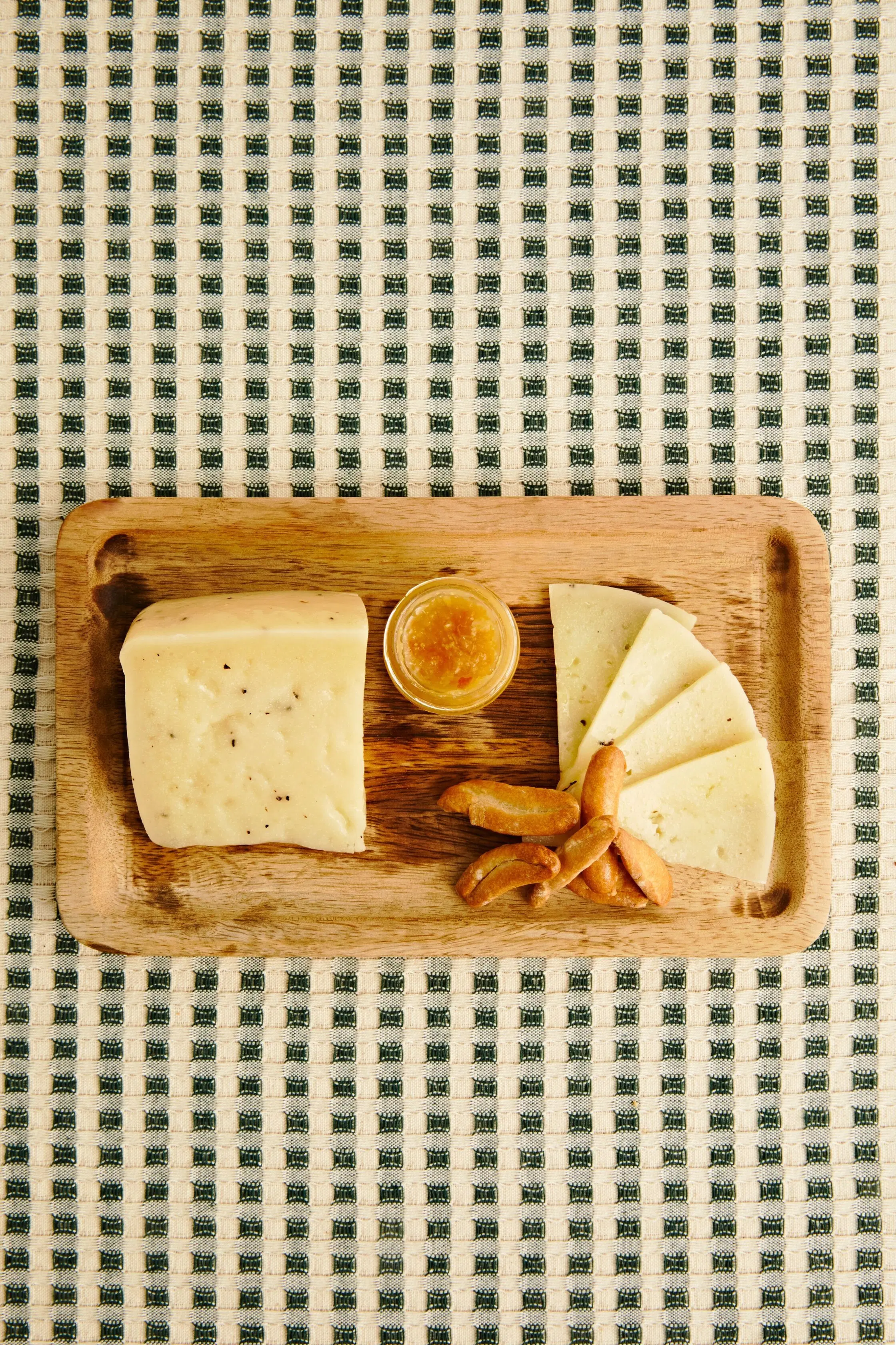 HANDGEMACHTER PURKÄSE AUS ROHER SCHAFSMILCH MIT SCHWARZEM KNOBLAUCH
