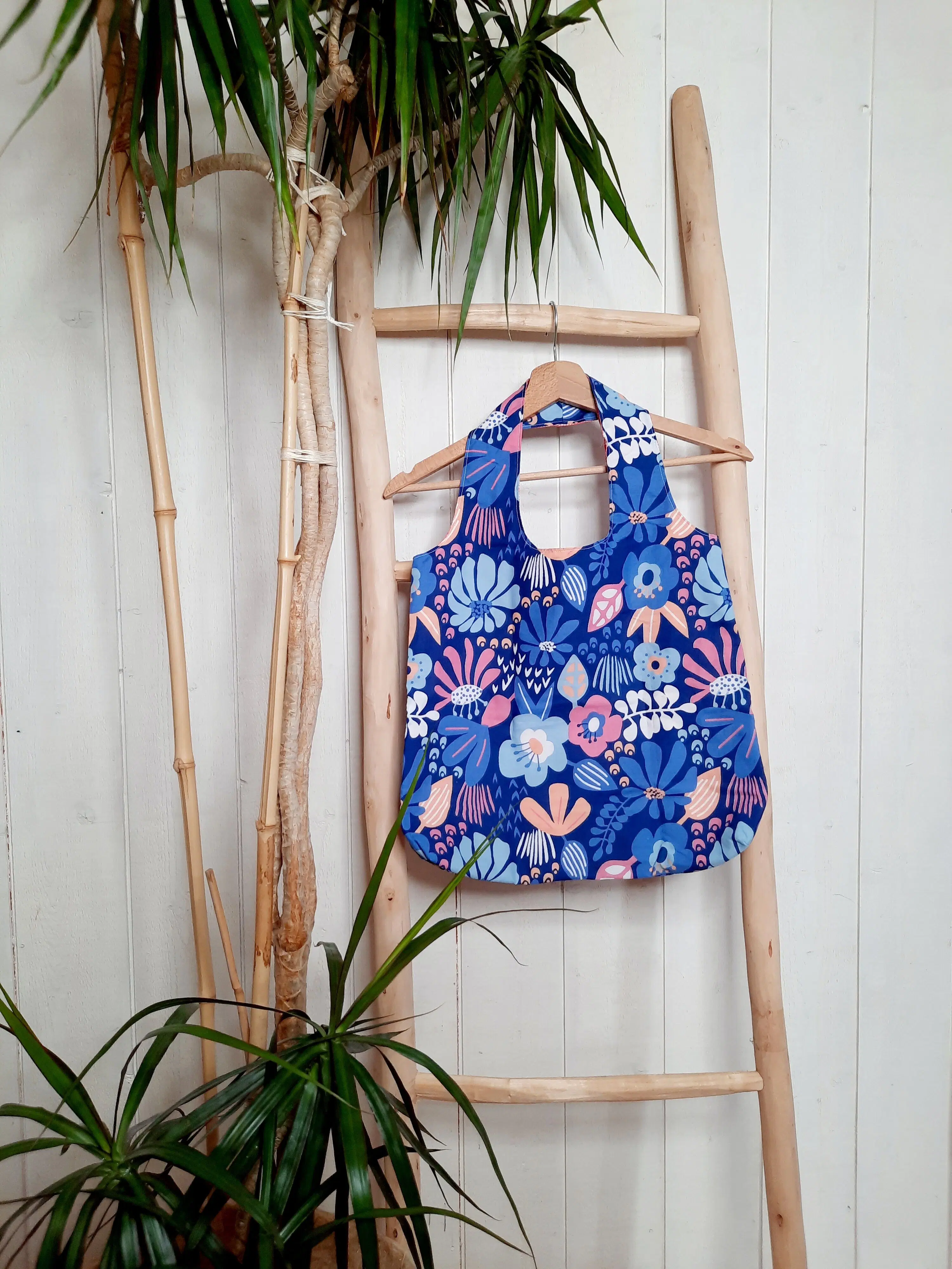 Reversible and foldable tote bag in upcycled fabric