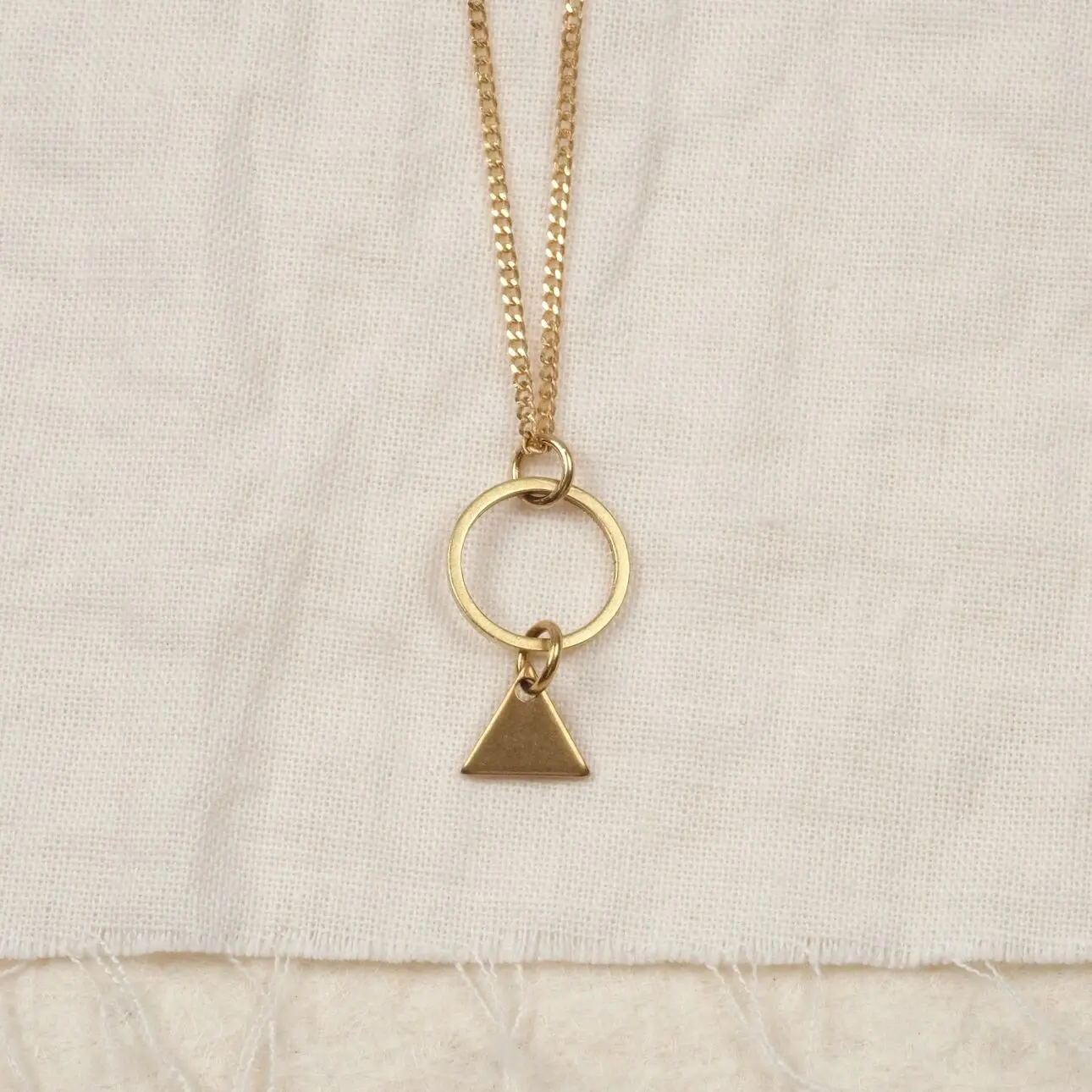 Goldene Halskette aus Messing für Damen - Nachhaltig -  ROUND TRIANGLE
