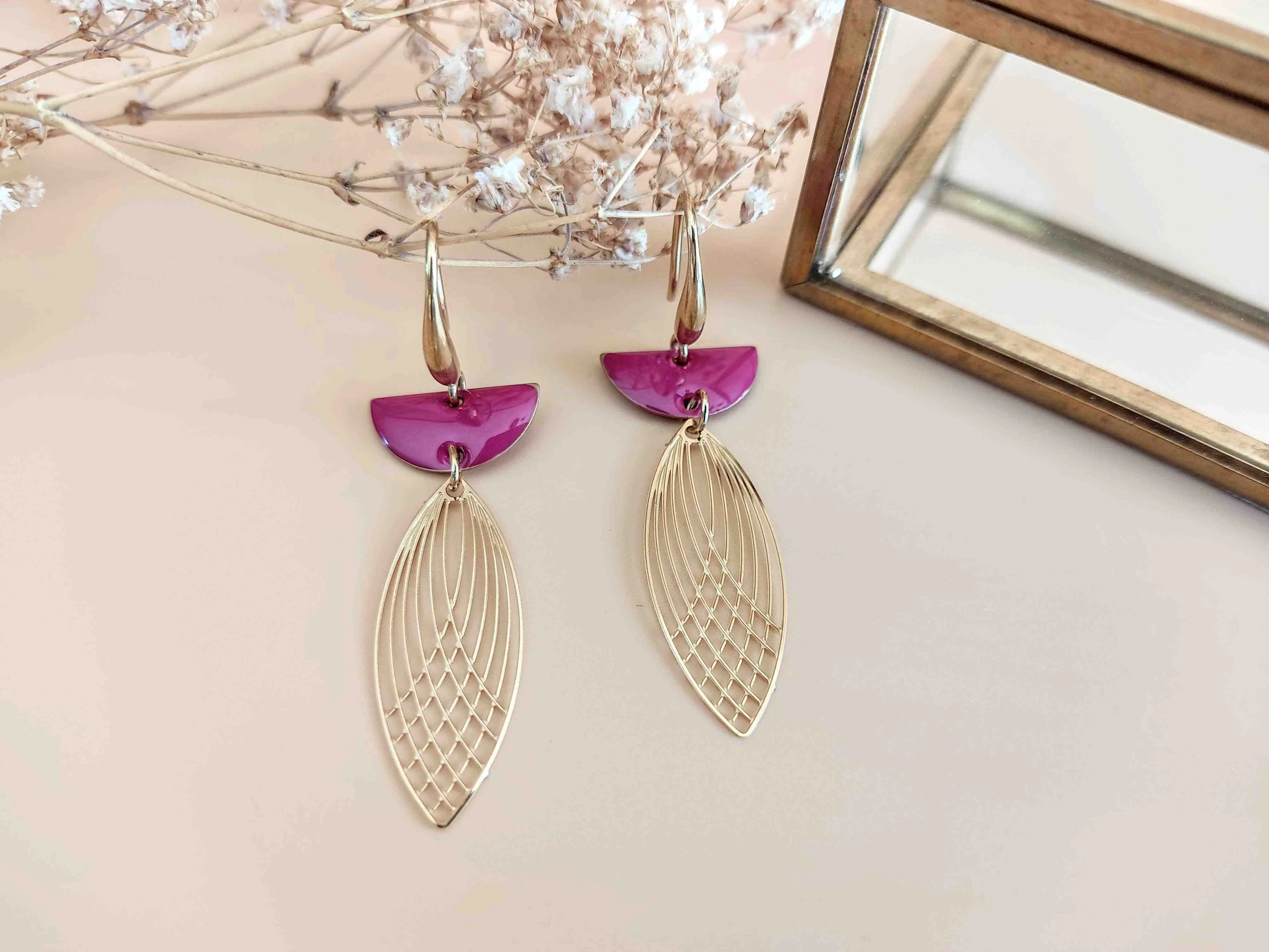 L'Audacieuse fuchsia shuttle dangling earrings
