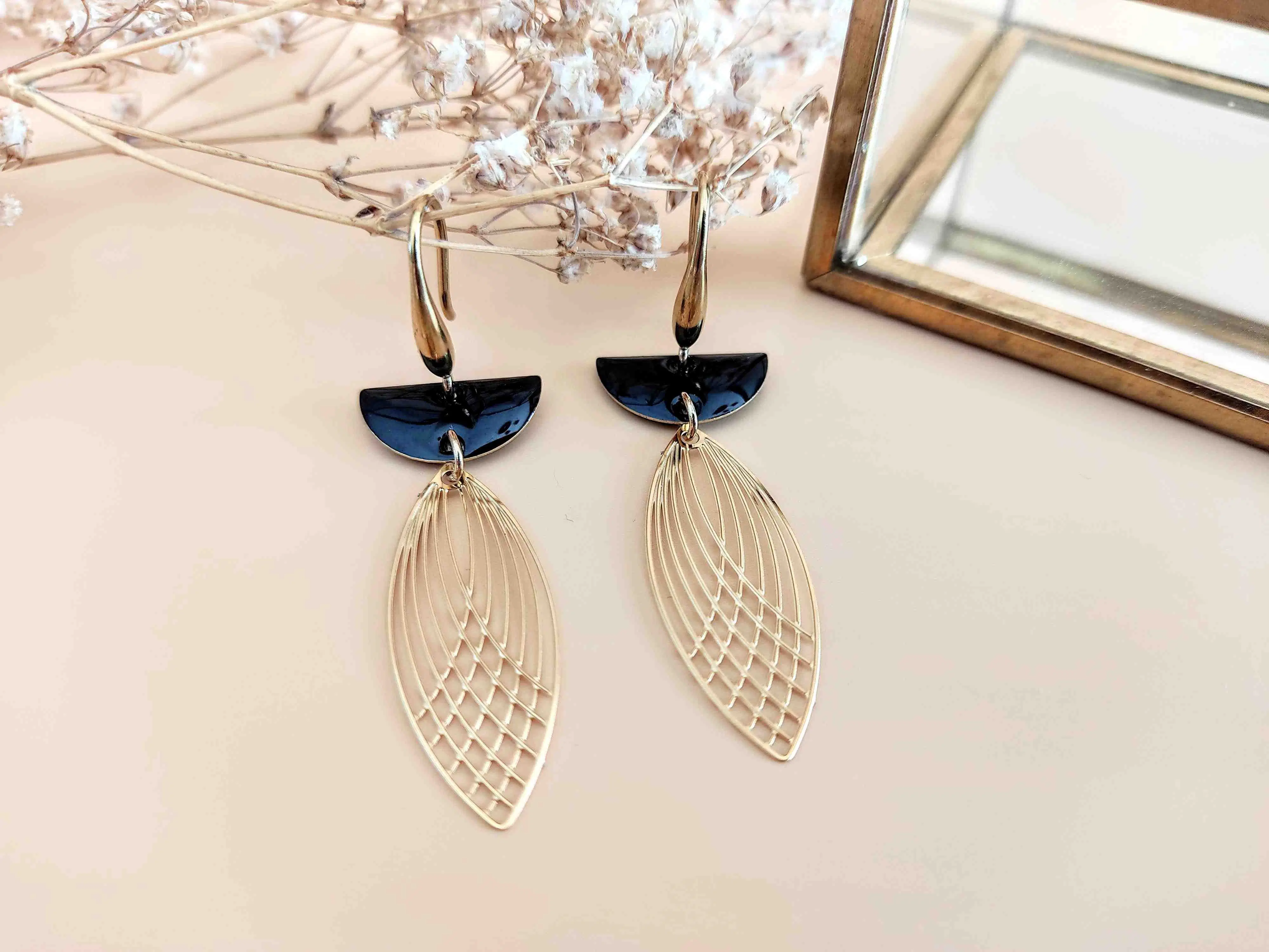 L'Audacieuse black shuttle dangling earrings