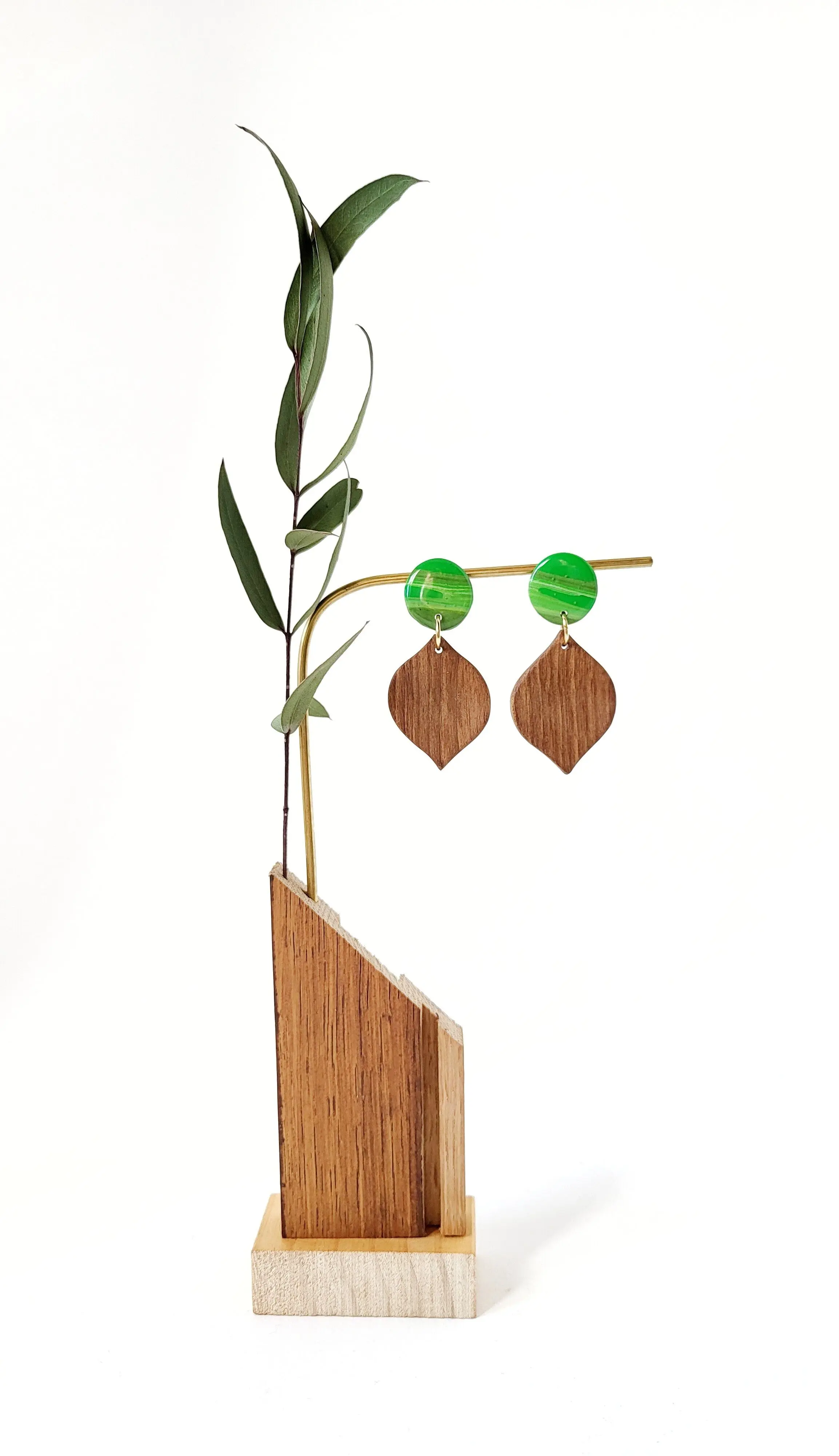 Boucles d'oreilles en forme de feuille en bois et colorées