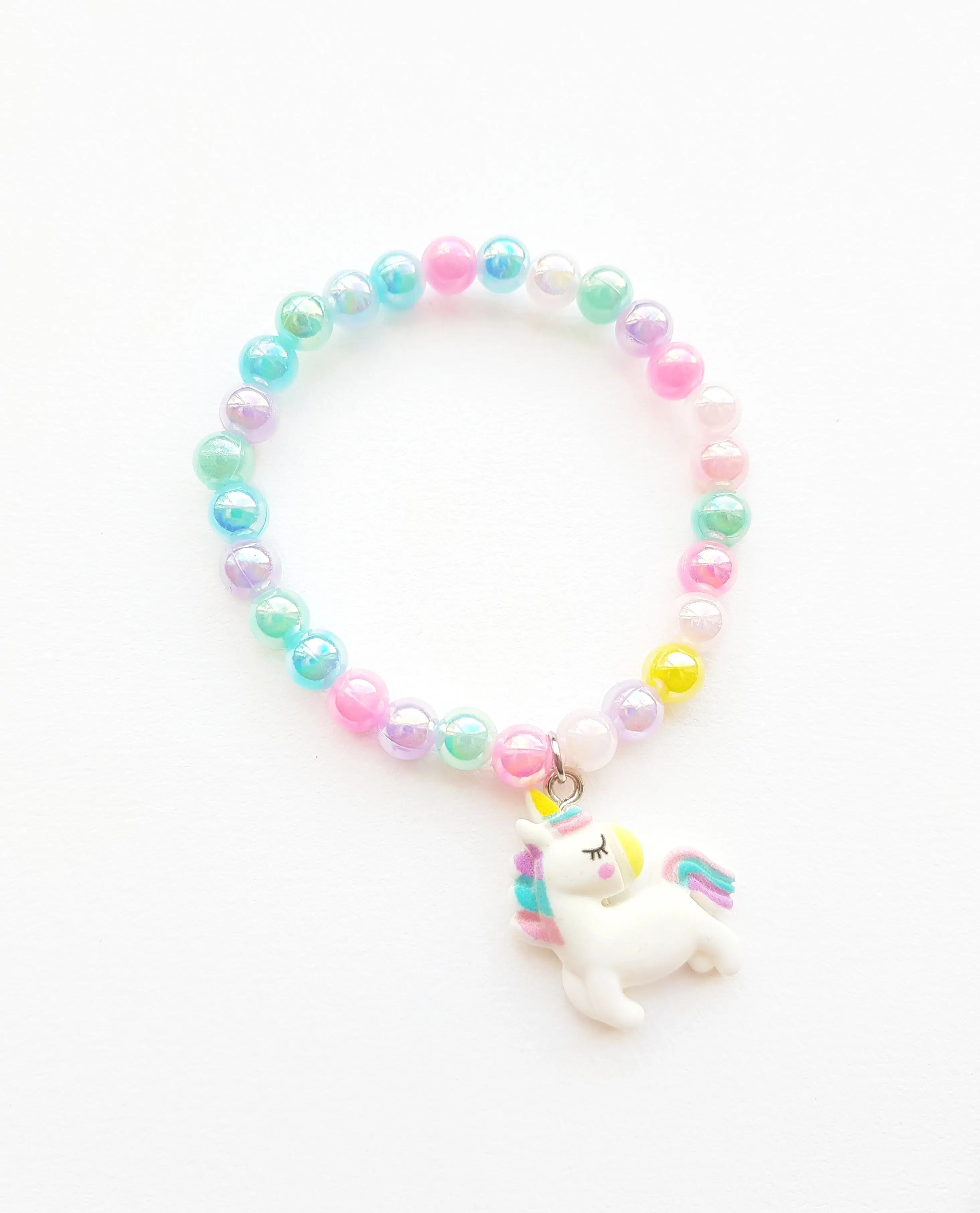 Kinder-Fantasiearmband mit bunten Perlen – Einhorn