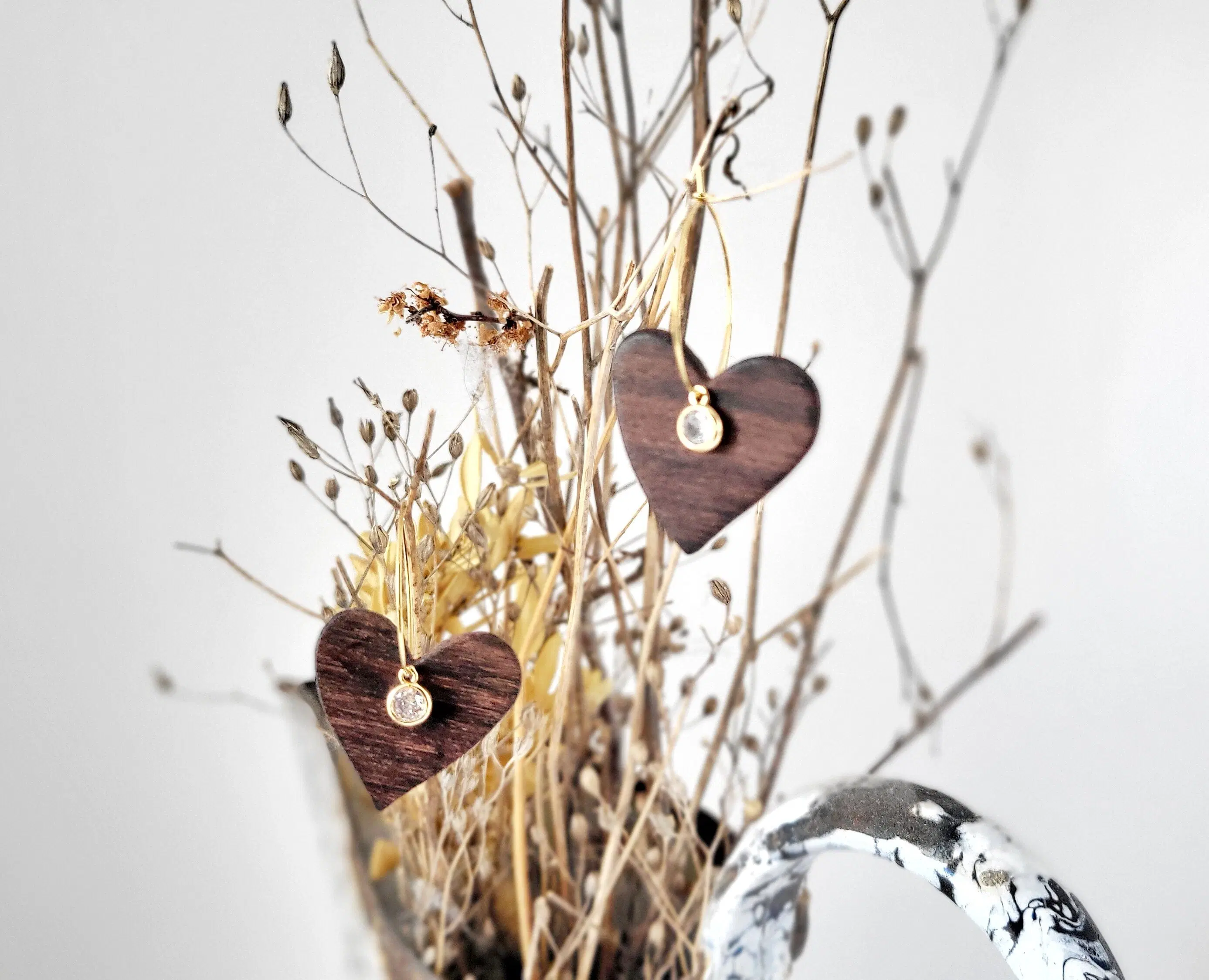 Boucles d'oreilles en bois précieux fait main dans mon atelier