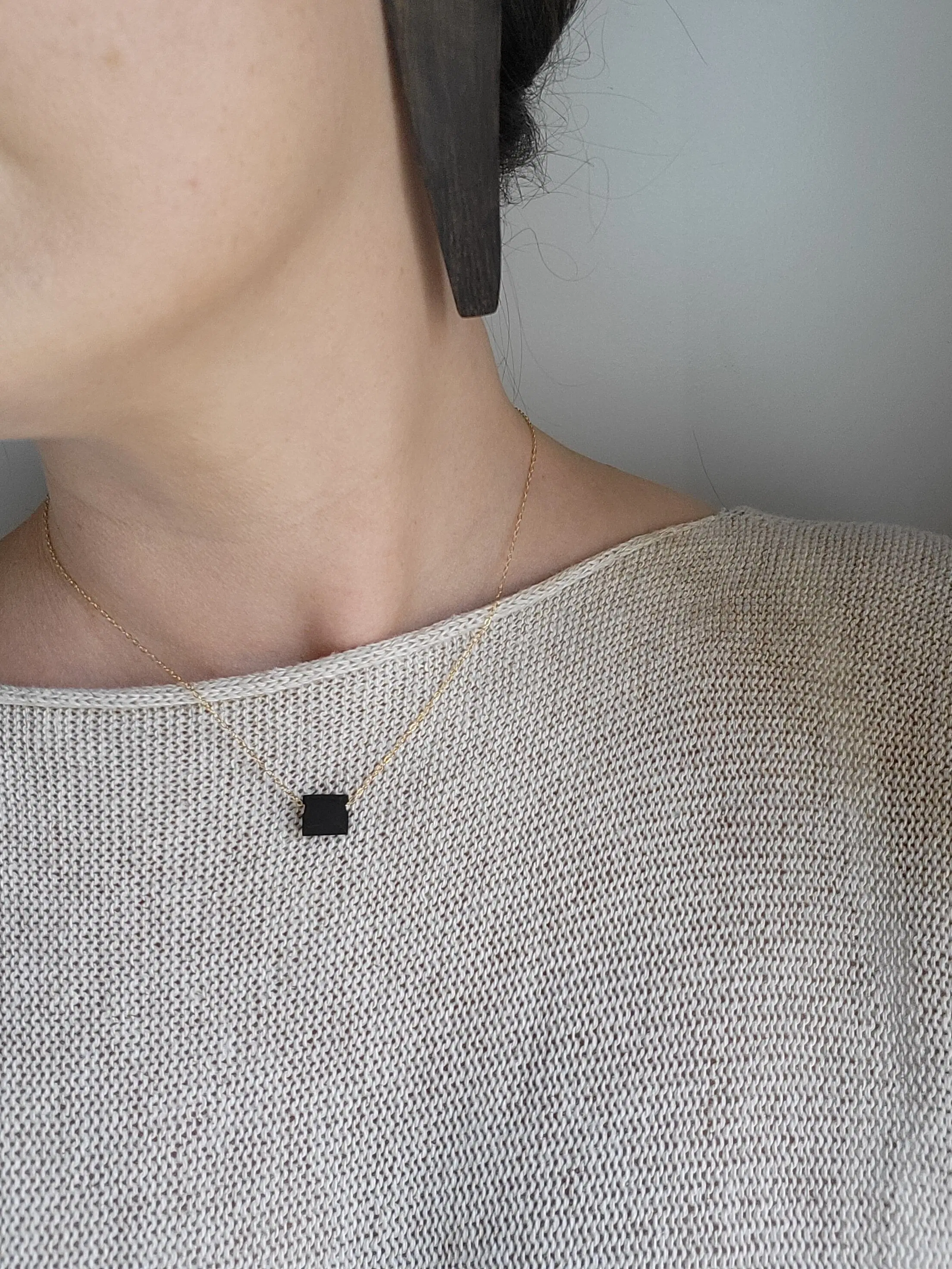 Collier contemporain en ébène recyclé et gold filled 14K