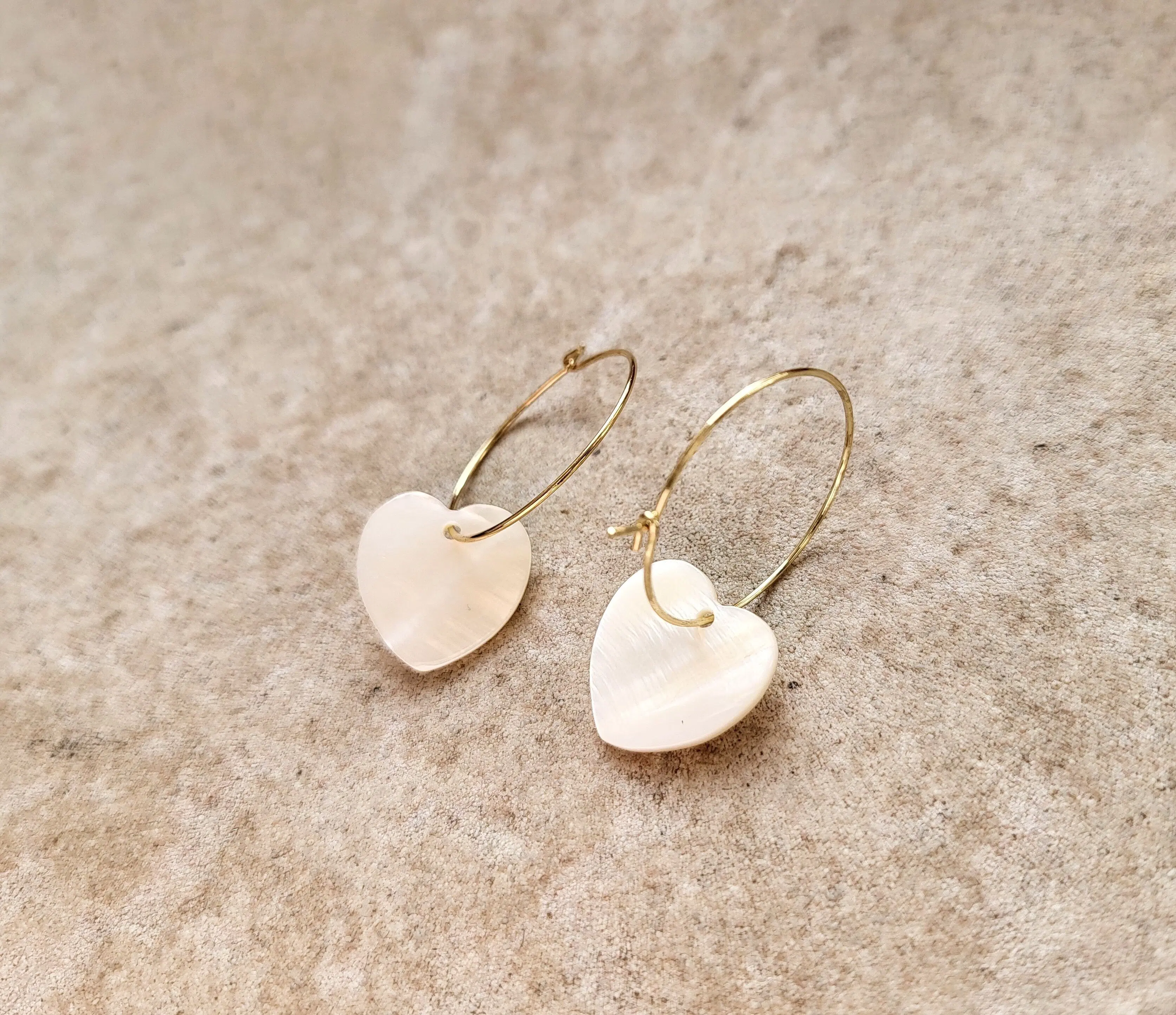 Boucles d'oreille coeur en nacre naturelle