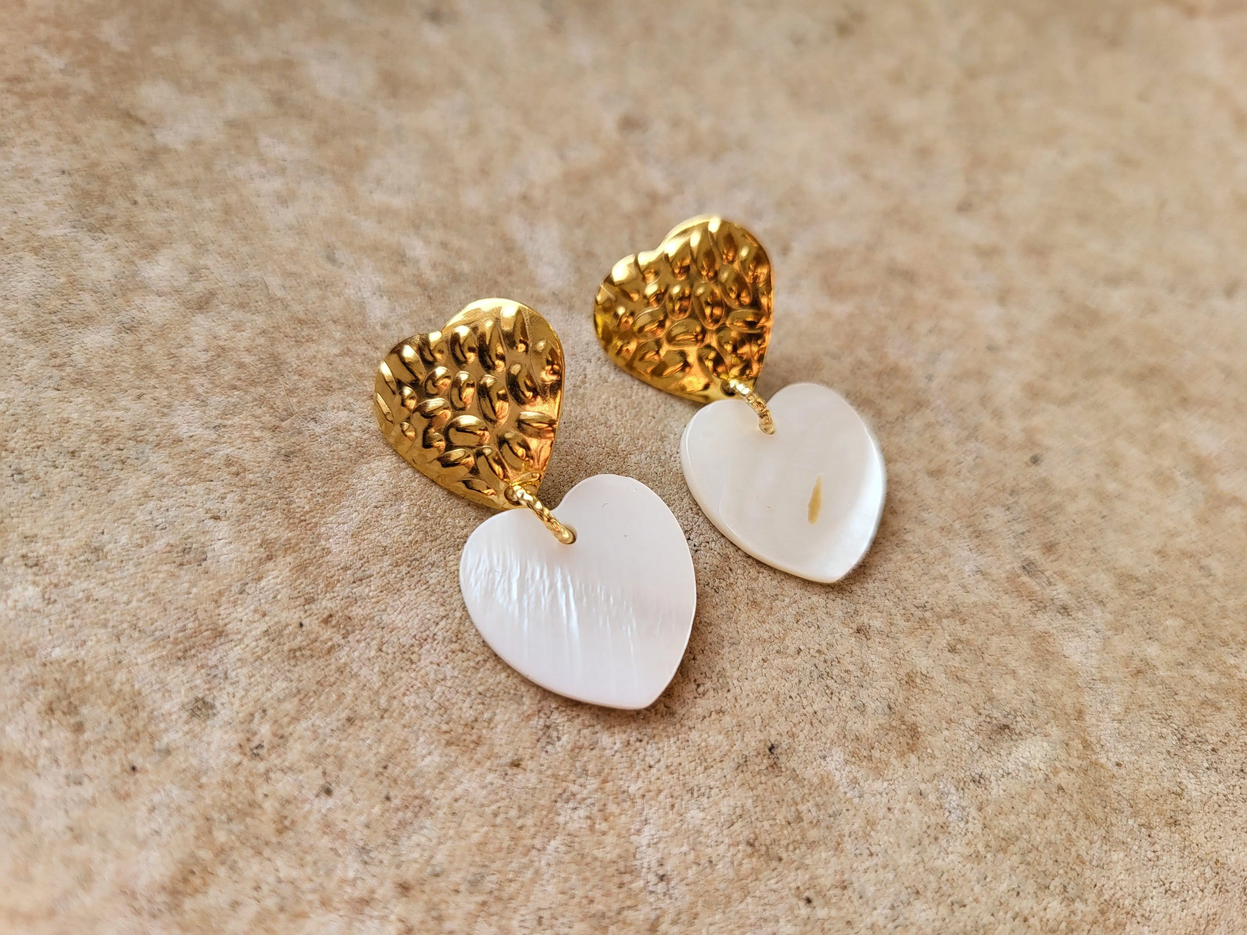 Boucles d'oreille double coeur en nacre