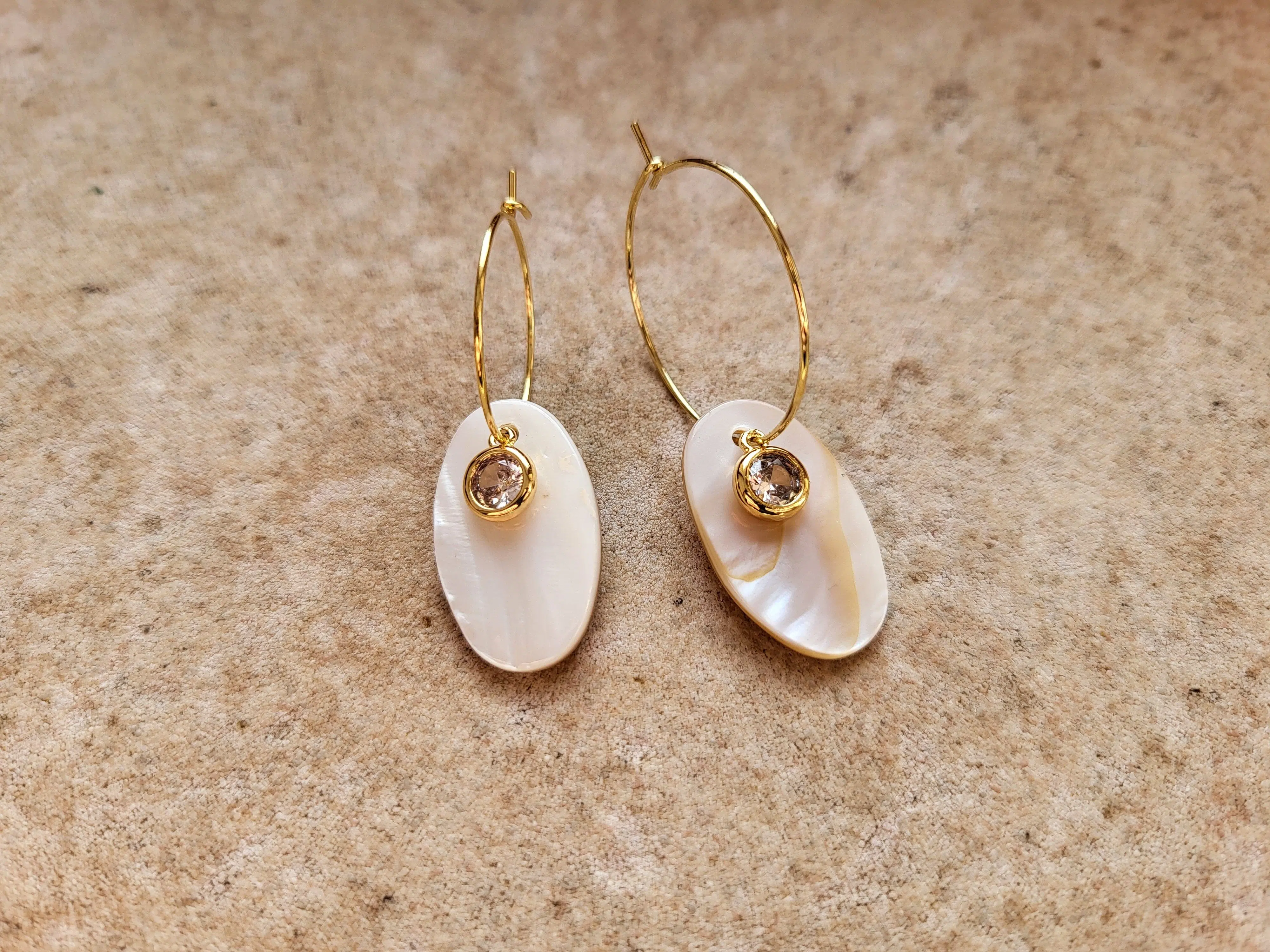 Boucles d'oreille pastille ovale de nacre naturelle et zirconium