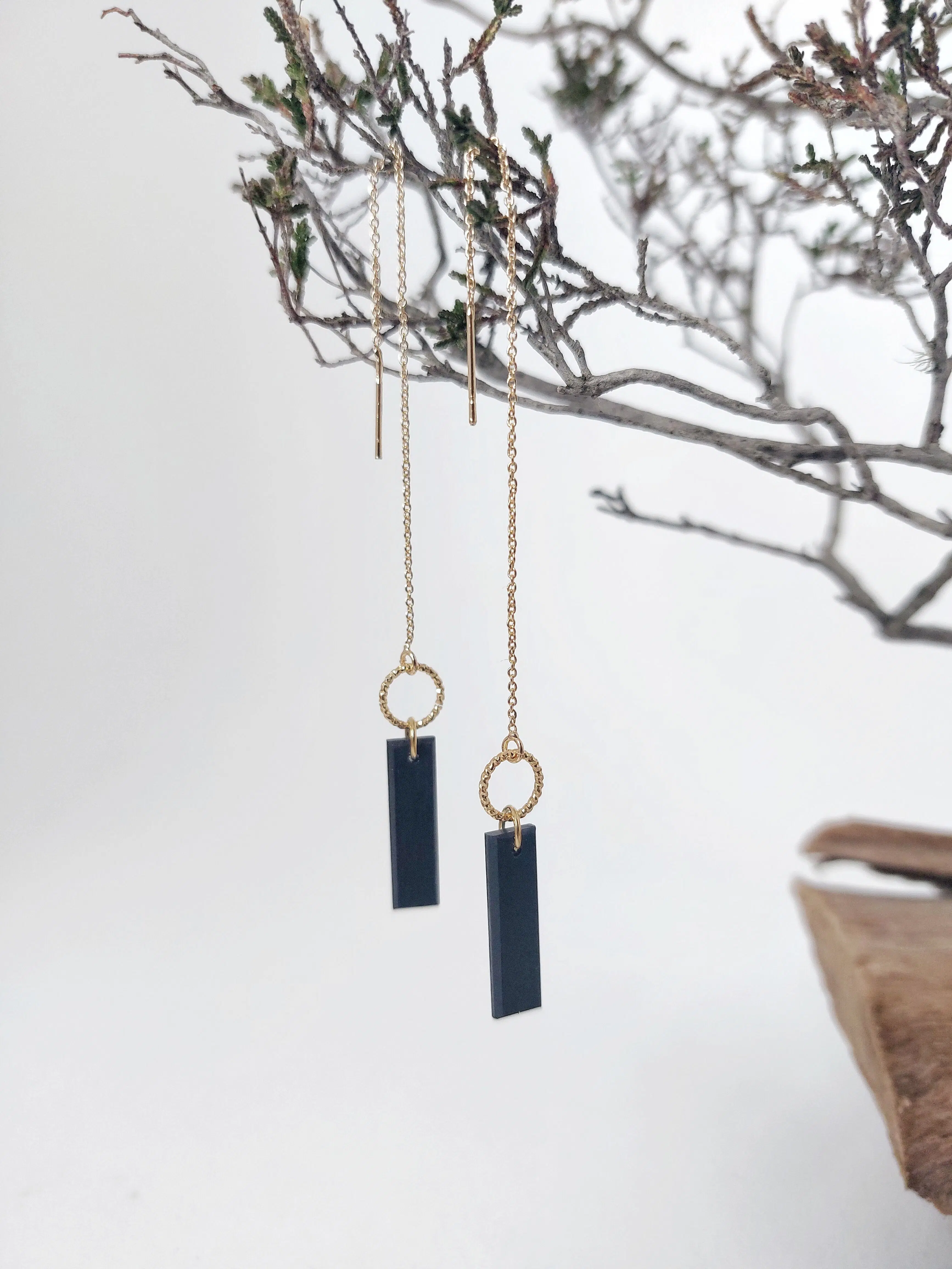 Boucles chaîne d'oreilles traversantes en ébène recyclé et plaqué or 18K