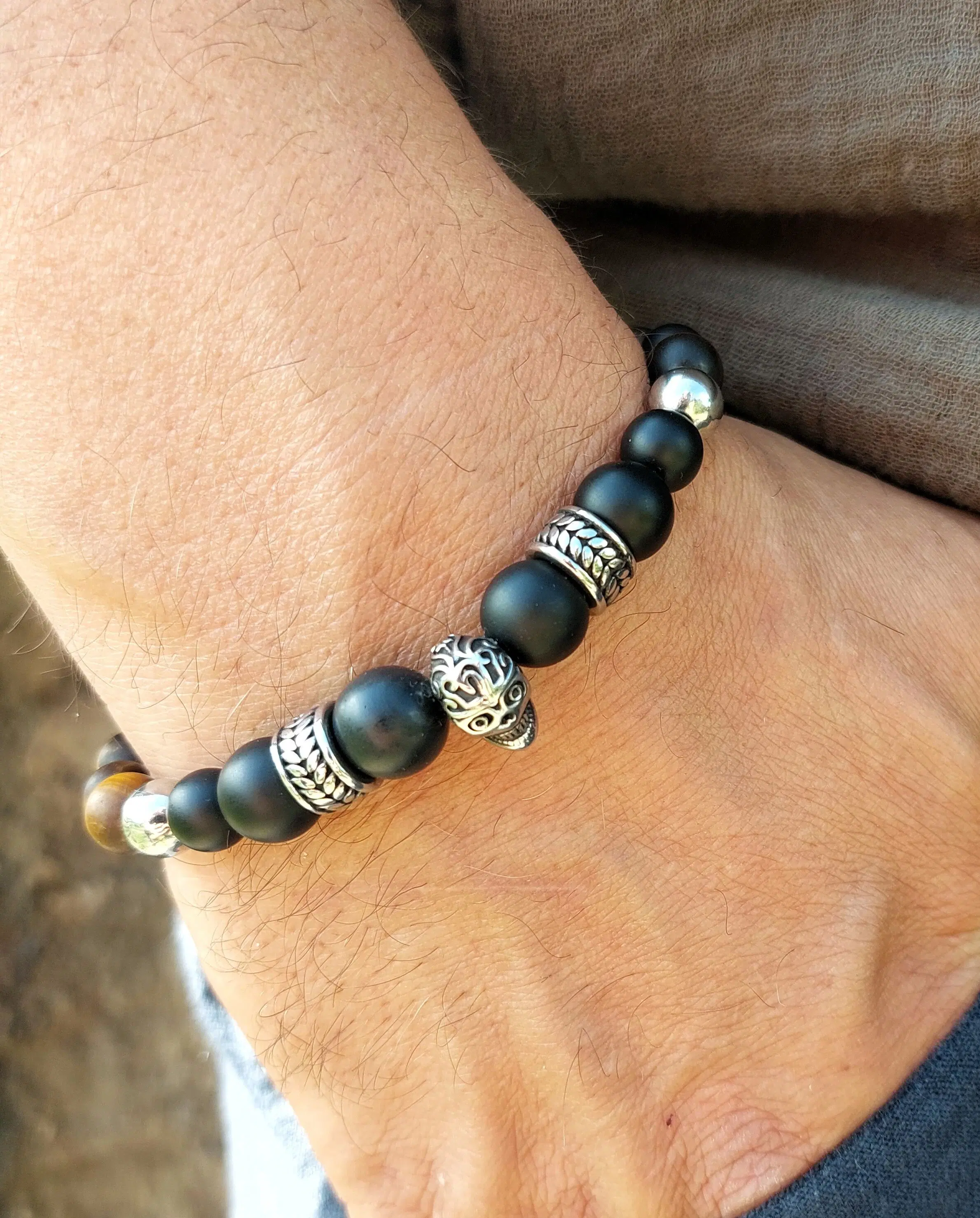 Bracelet Skull Homme réversible Tête de mort mignonne et perles naturelles obsidienne et oeil de tigre mat