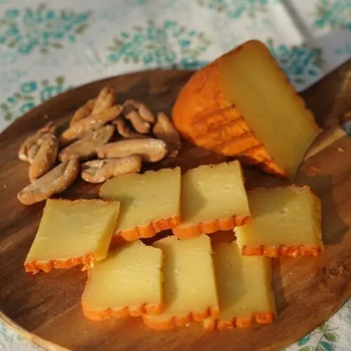 Gehärteter Kuhkäse mit Rohmilchstück