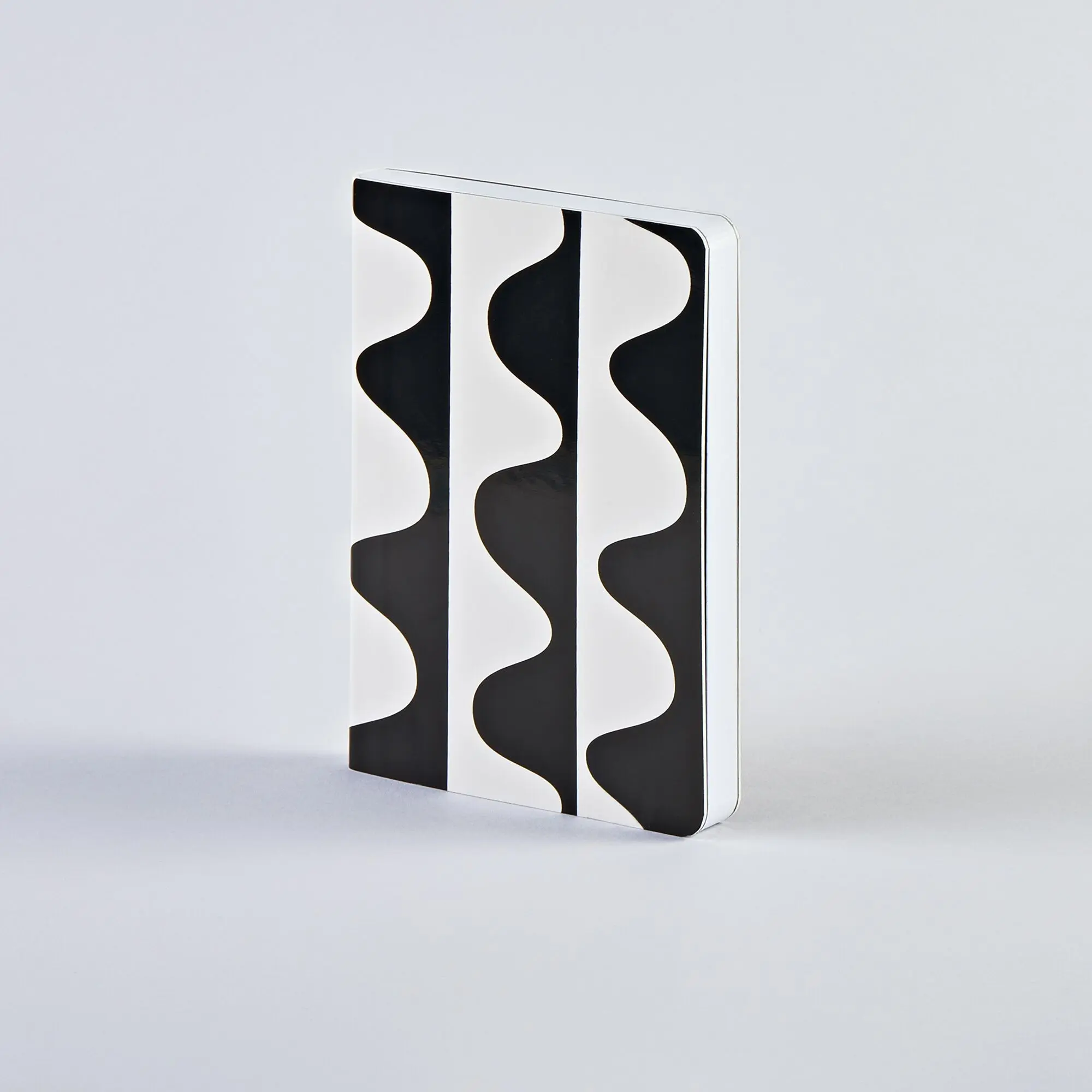 Vague Noire -Bébé Sucré S | nuuna notebook A6 | 2.5 mm dot grid | 176 numbered pages | 120 g premium paper | synthetic leather white | sustainably produced in Germany