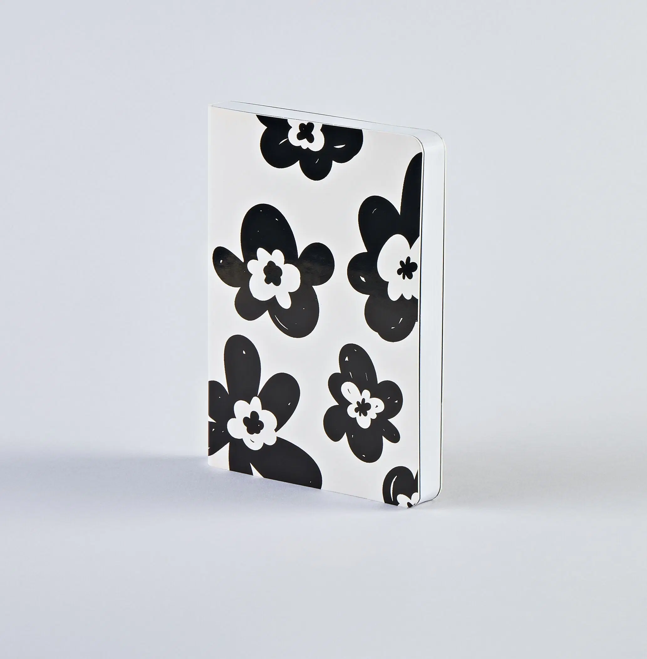 Fleur d'Hiver -Bébé Sucré S | nuuna notebook A6 | 2.5 mm dot grid | 176 numbered pages | 120 g premium paper | synthetic leather white | sustainably produced in Germany