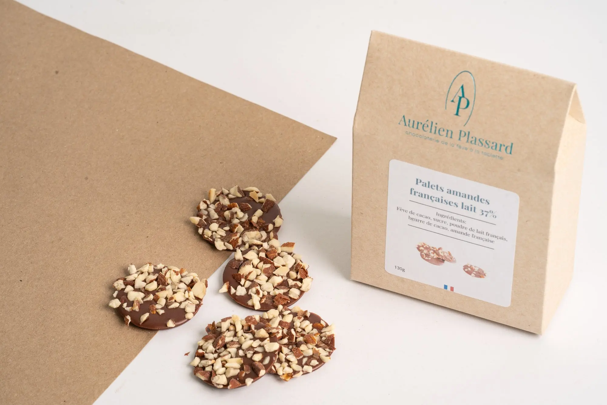 Palets chocolat lait 37% de cacao et amandes Françaises