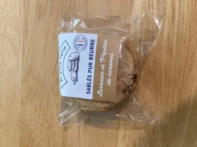 Handmade all-butter shortbread biscuits with buckwheat and caramel chips - 40g