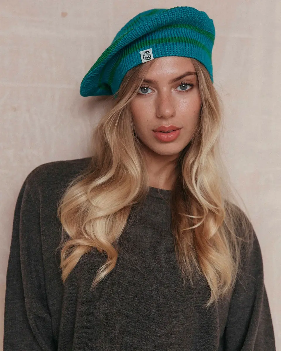 Béret Arlo en tricot rayé bleu et vert en matière recyclée