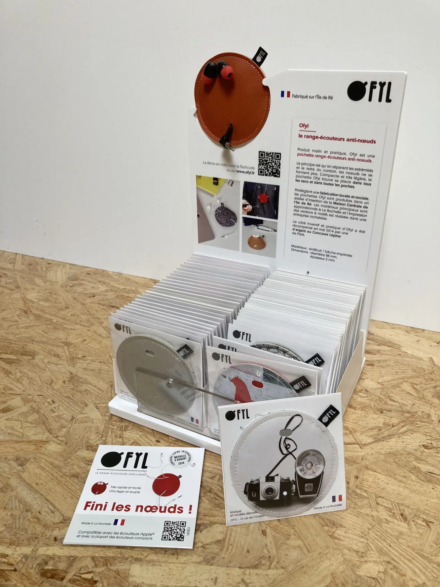 Smart headphone holder in display of 55 pieces / Made in France