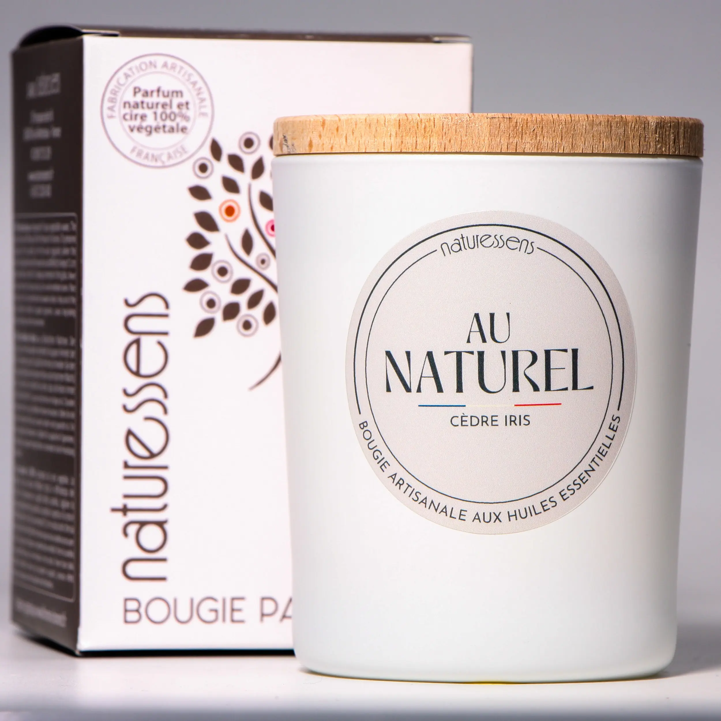 Duftkerze aus Pflanzenwachs, Zeder, Iris, 165 g – Kollektion „Natur“.