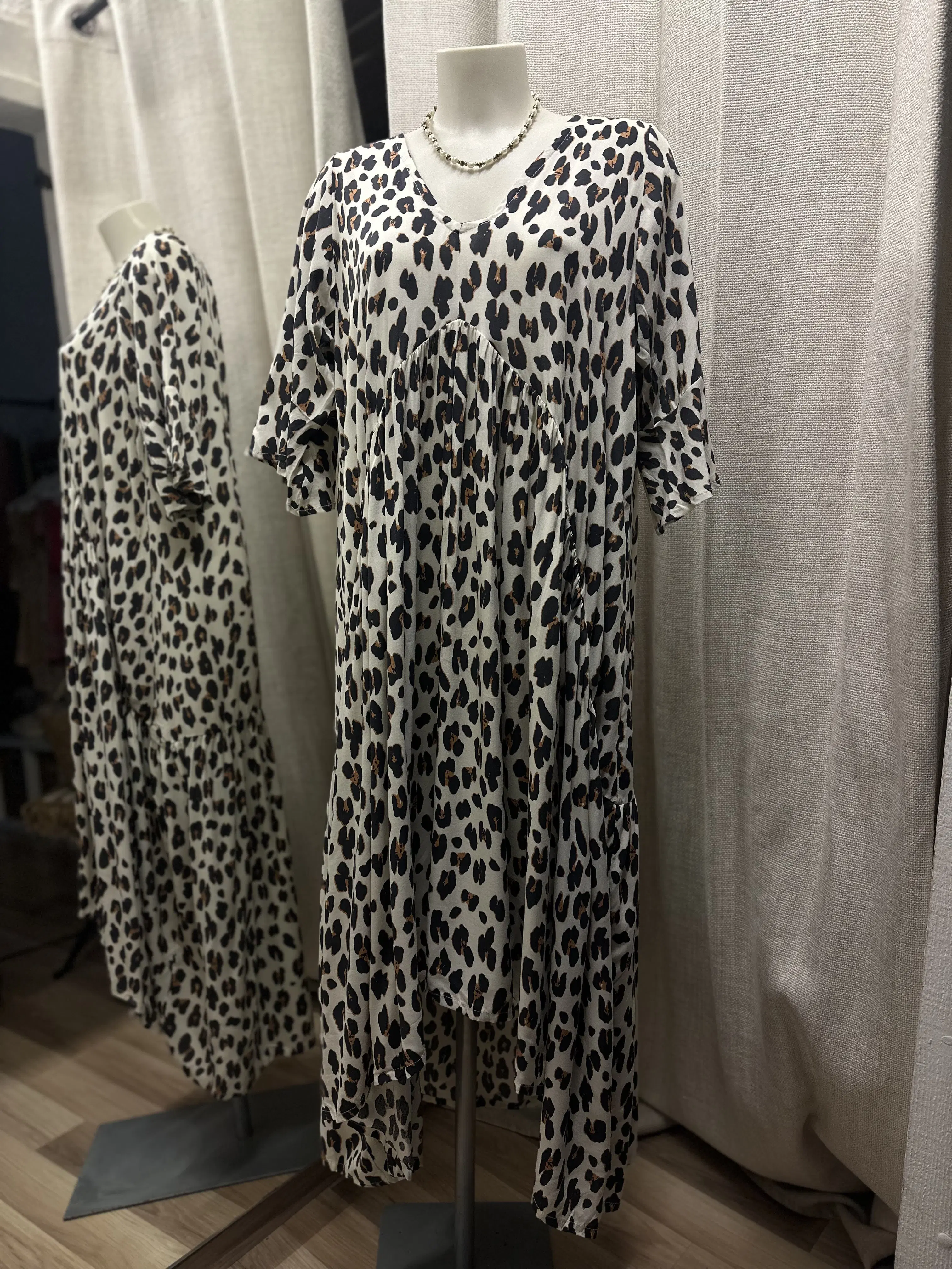 Ombak Leo-Kleid