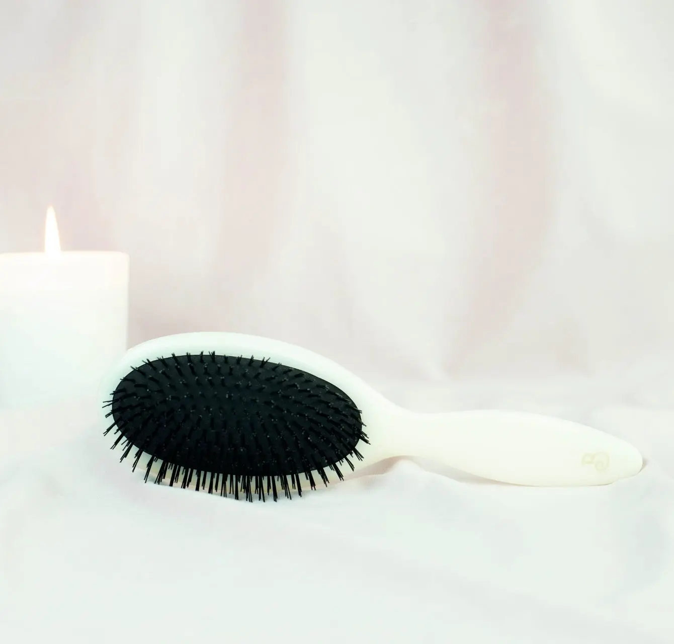 Spazzola in nylon di origine biologica districante e stimolante modello grande crema bianca