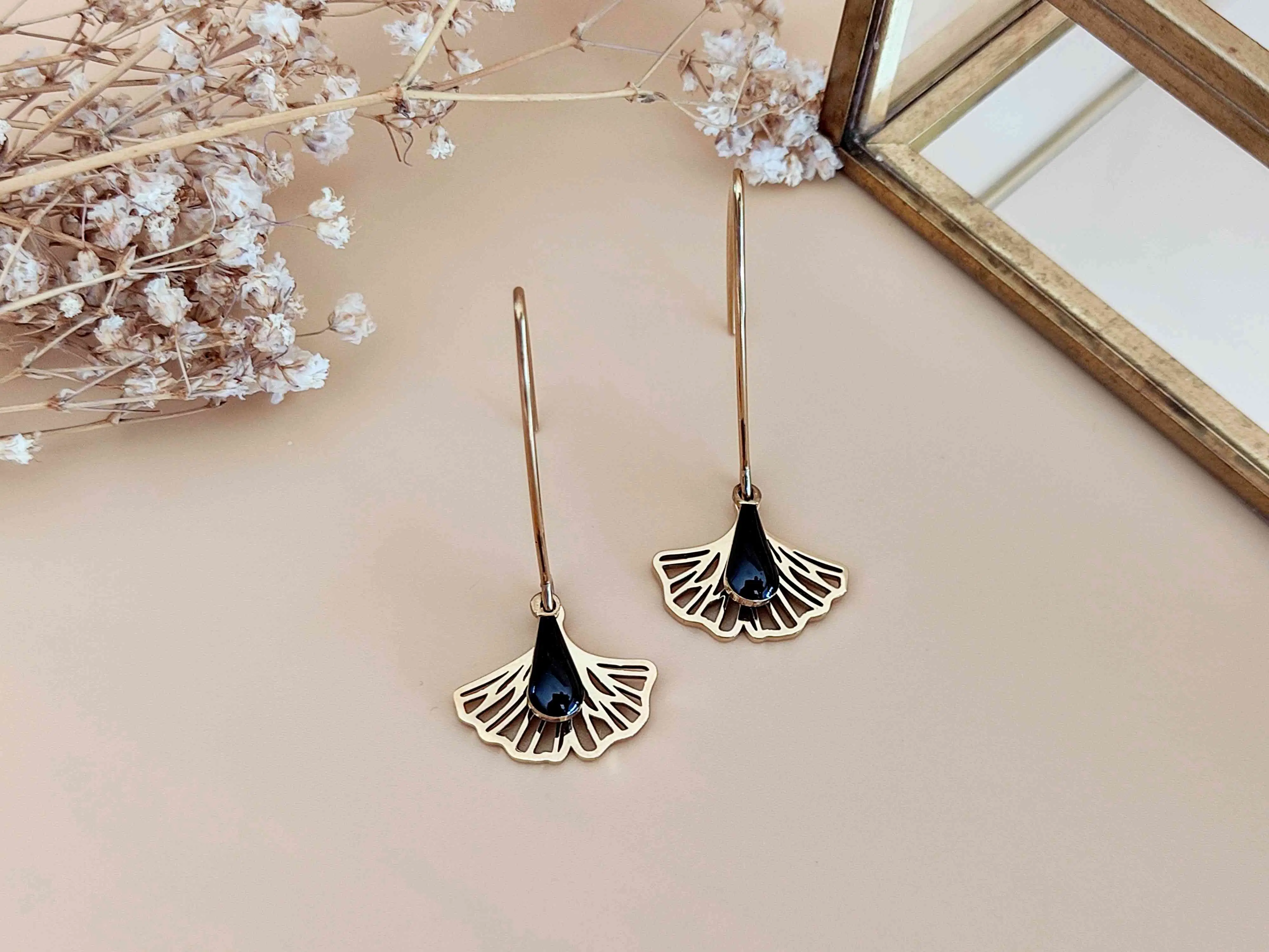 Ginkgo La Délicate black drop earrings