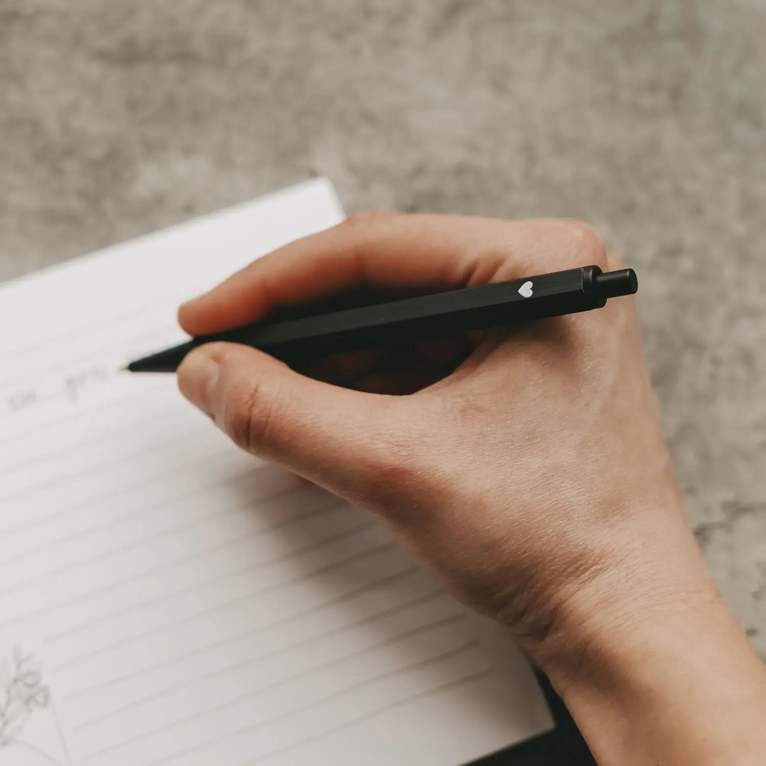 Black ballpoint pen with heart design (PU = 10 pcs)