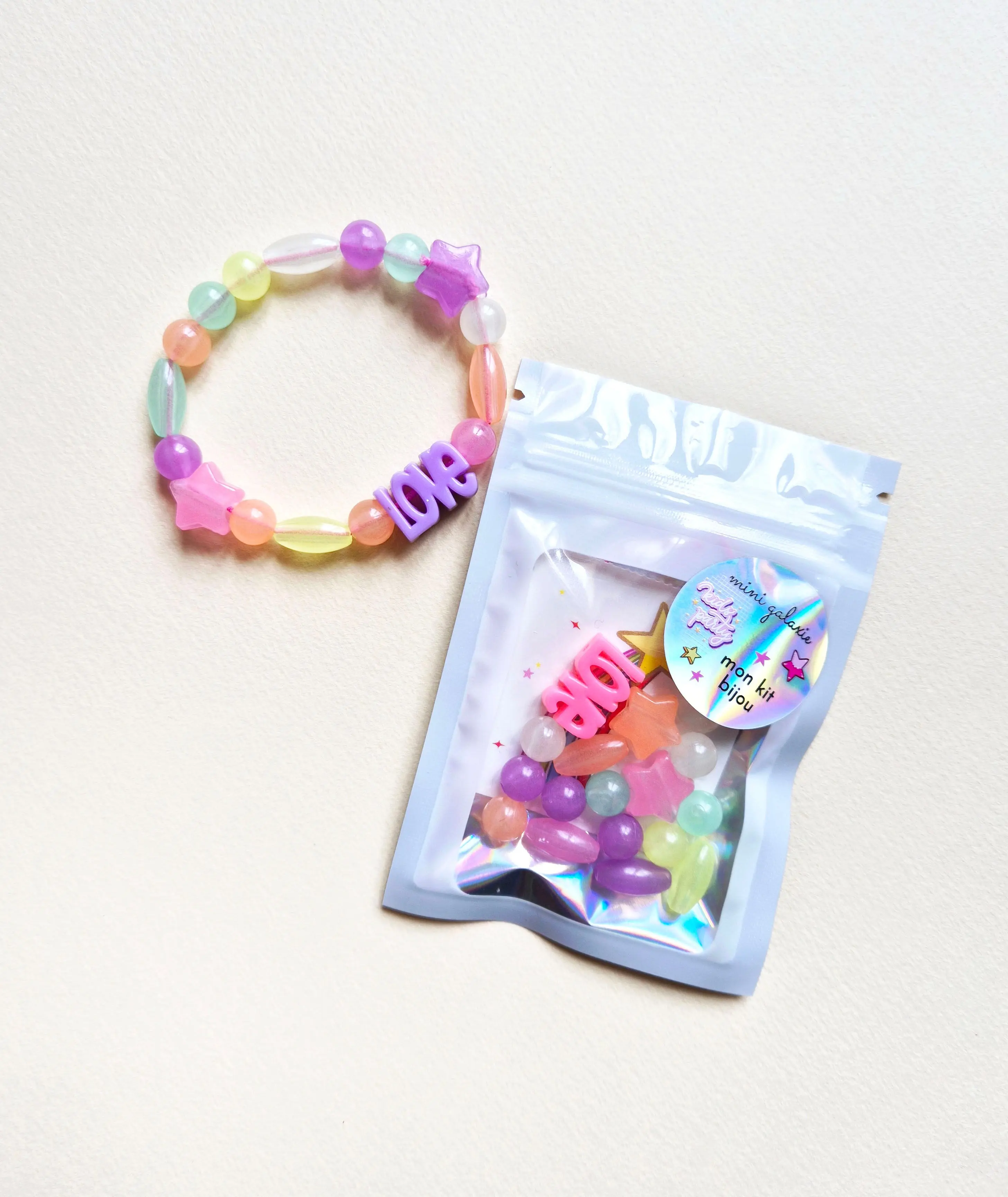 Schmuckset für Kinderarmband – fluoreszierendes LOVE-Modell 💖 + 1 kostenloses Tattoo
