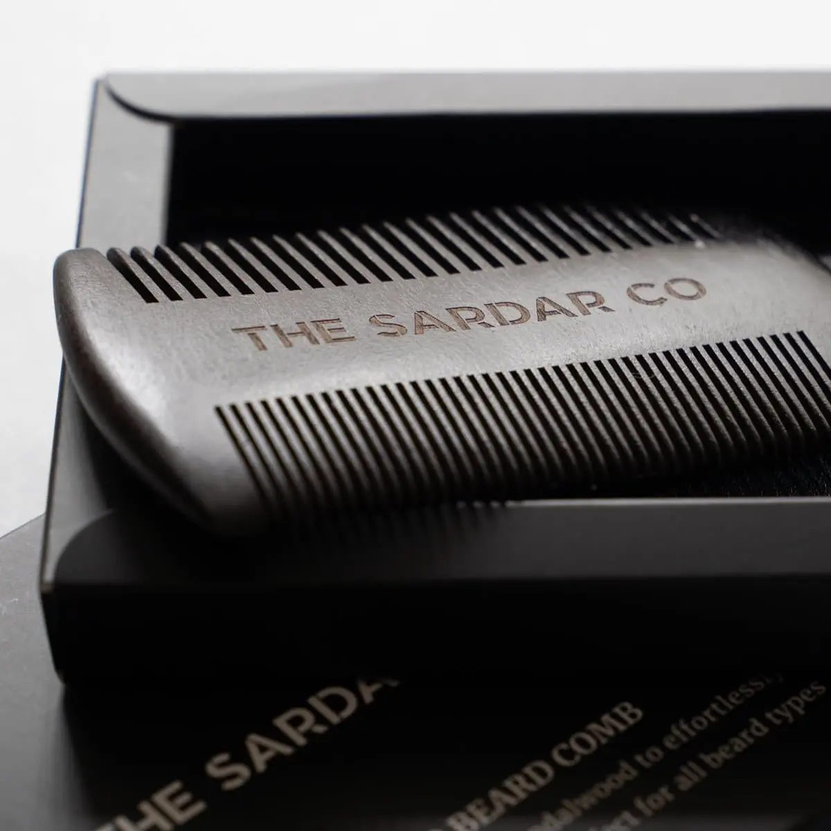 Pettine per barba in legno di sandalo scuro
