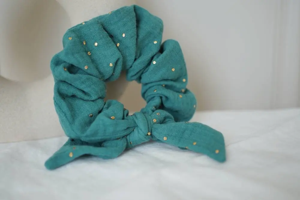Haargummi mit elfenbeingrüner und blauer Schleife und goldenen Punkten