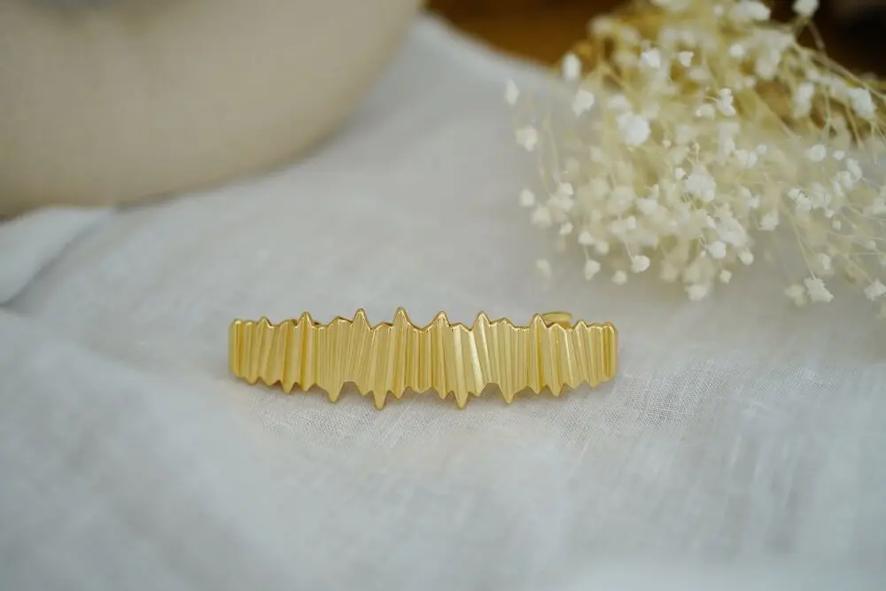Strukturierte goldene Haarspange „Liora“