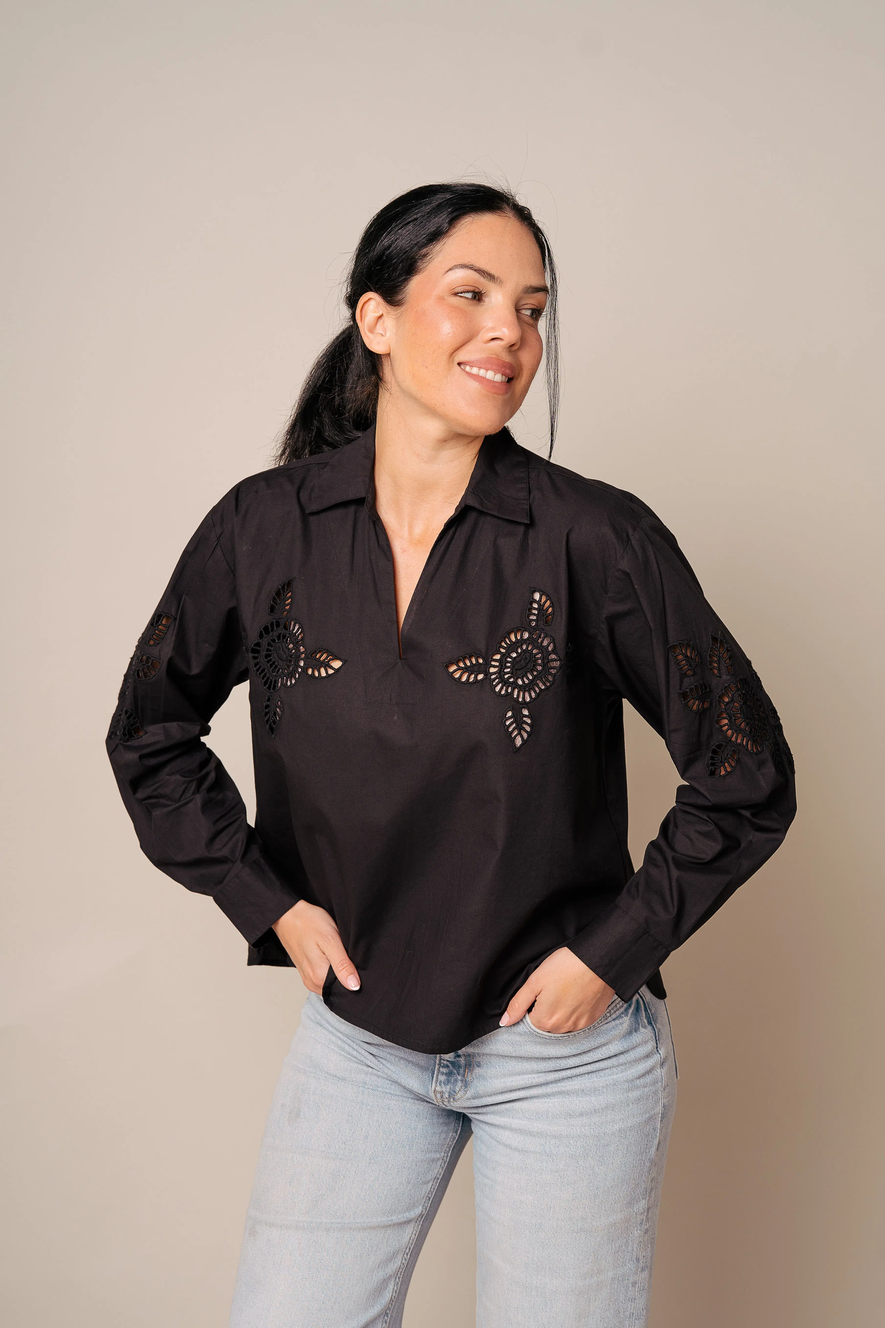 Klassische schwarze Bluse