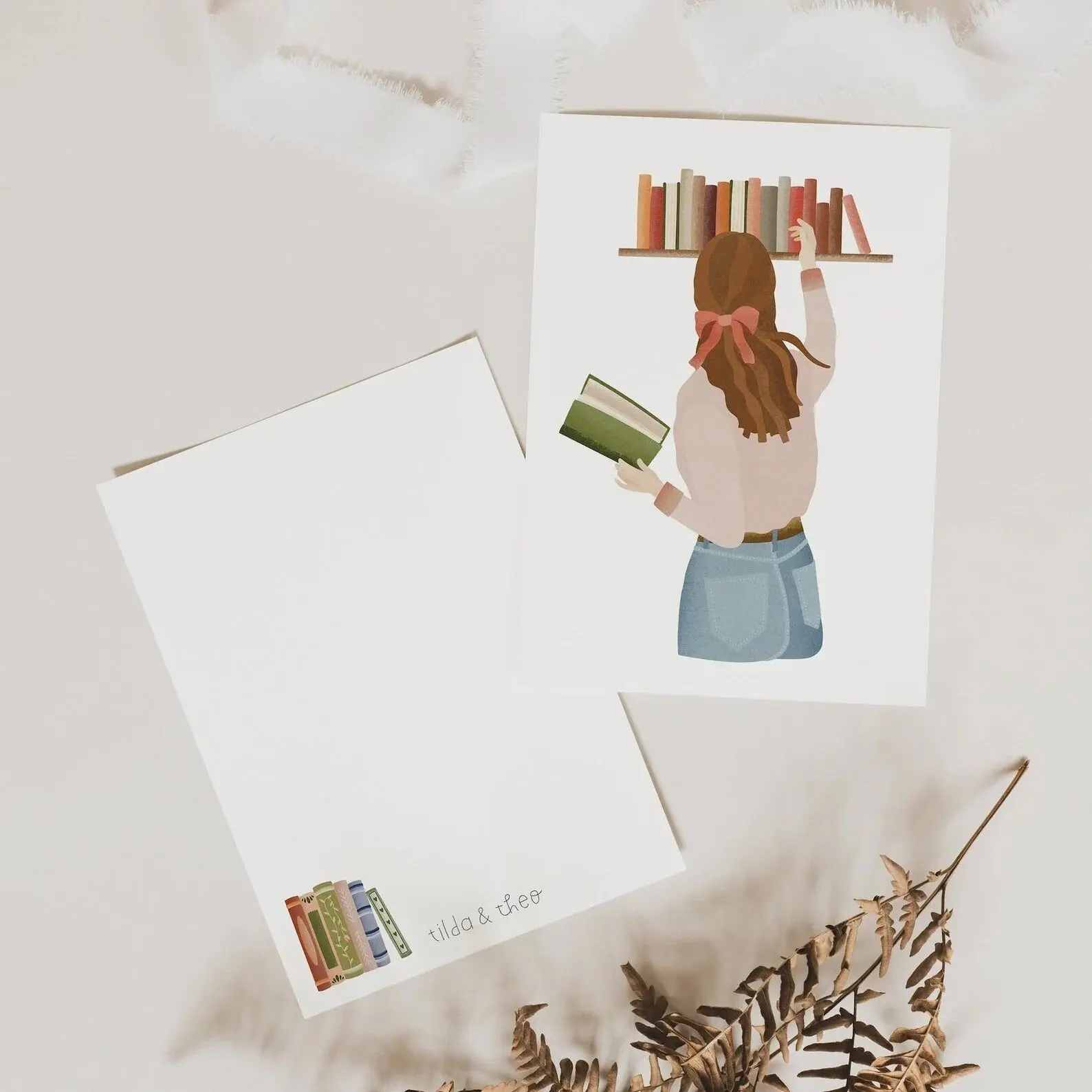 Carte postale Femme dans une librairie Livres - Librairie
