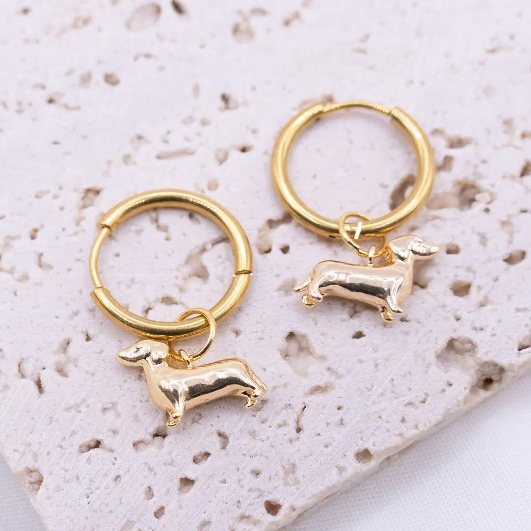 Boucles d'oreilles créoles teckel chien plaqué or 18 carats - clous d'oreilles légers chiens dorés