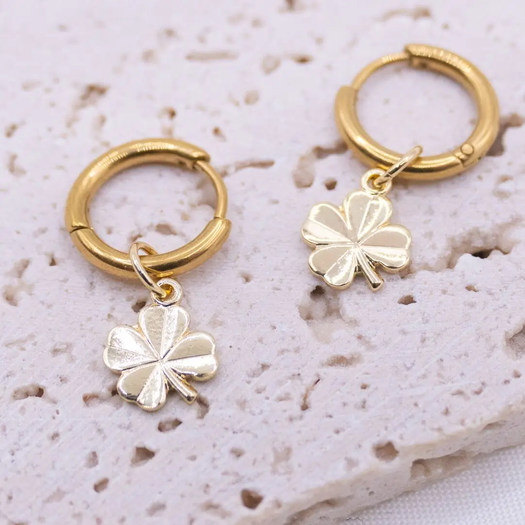Boucles d'oreilles créoles trèfle plaqué or 18 carats - clous d'oreilles légers porte-bonheur dorés