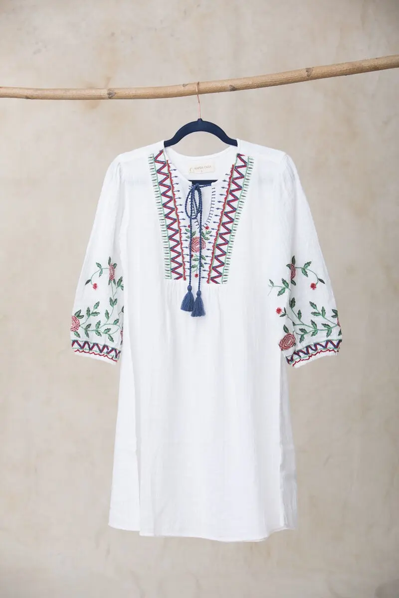 Weißes Gartenkleid