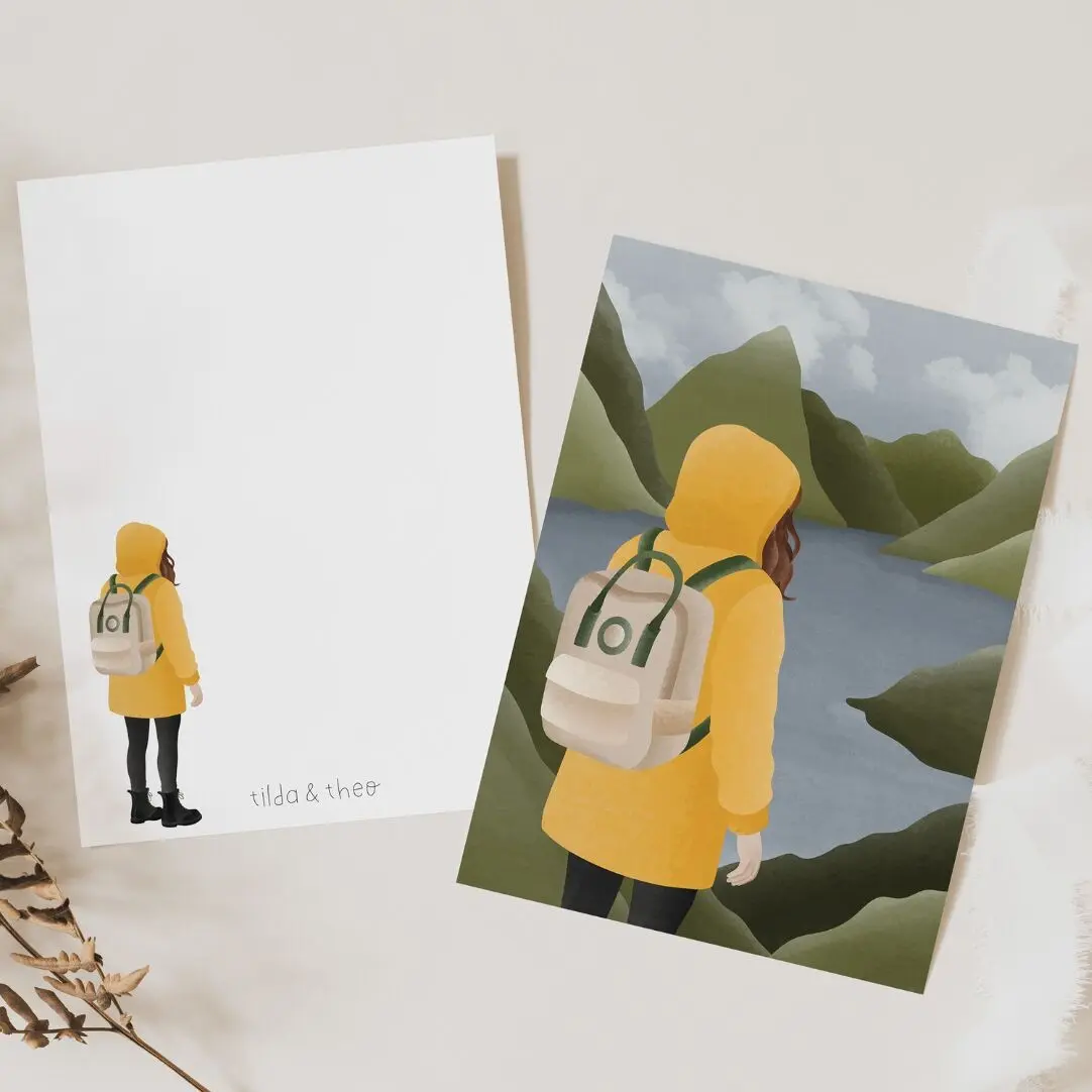 Carte postale Fjords norvégiens Femme en imperméable jaune Carte Voyage - Carte postale Fjord norvégien