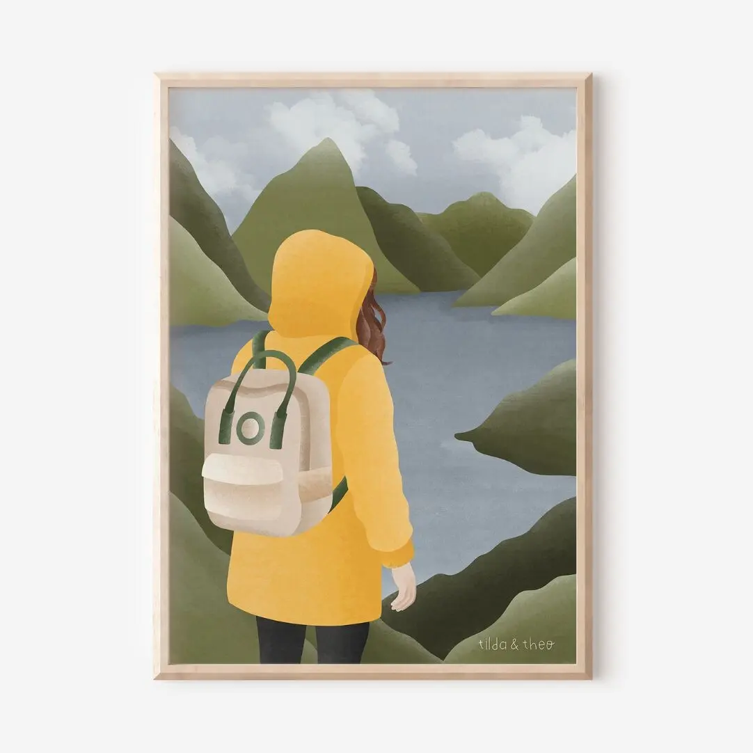 Affiche Fjords de Norvège : Femme en imperméable jaune - Randonnée, voyage en Scandinavie - Montagnes norvégiennes