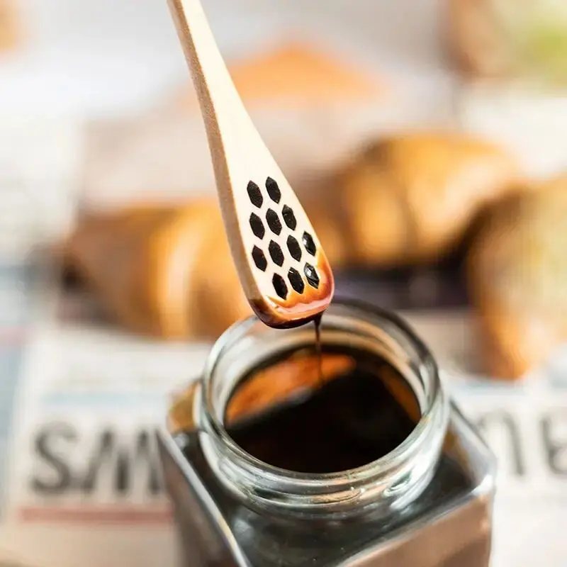 Cuillère à miel en bois avec trous