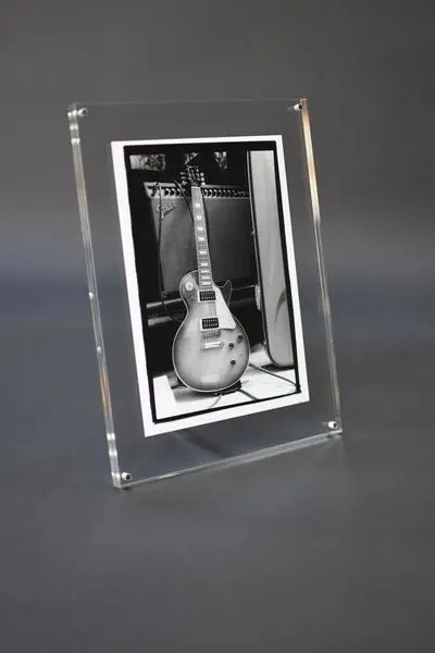 Cadre Photo Magnétique en Plexiglas – Modèle à Pied | Design Premium Made in France