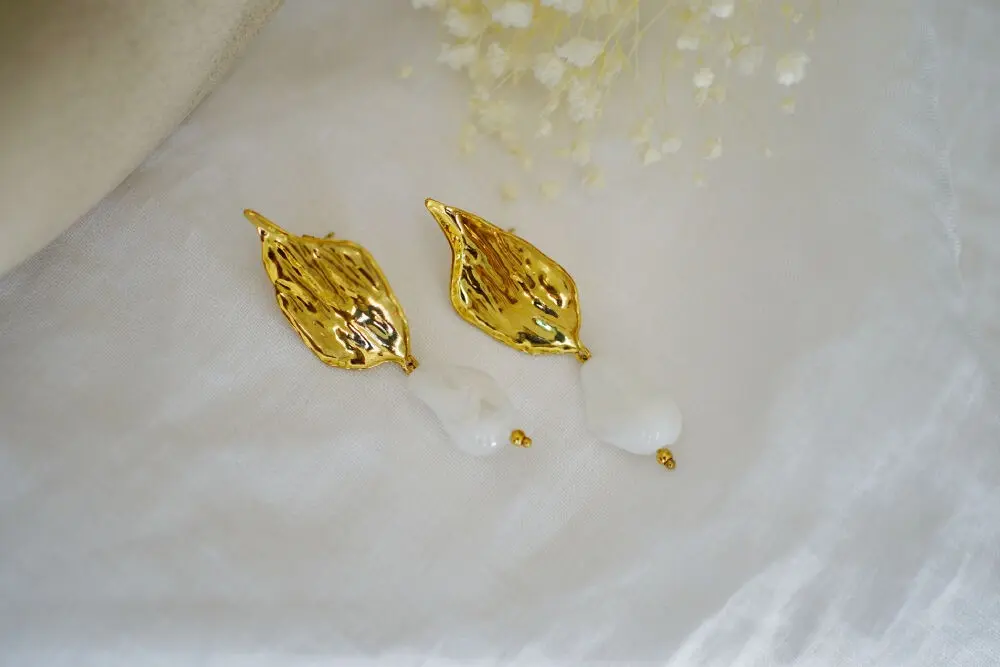 Ohrringe „Daphne“ aus Blattgold und weißen Perlen